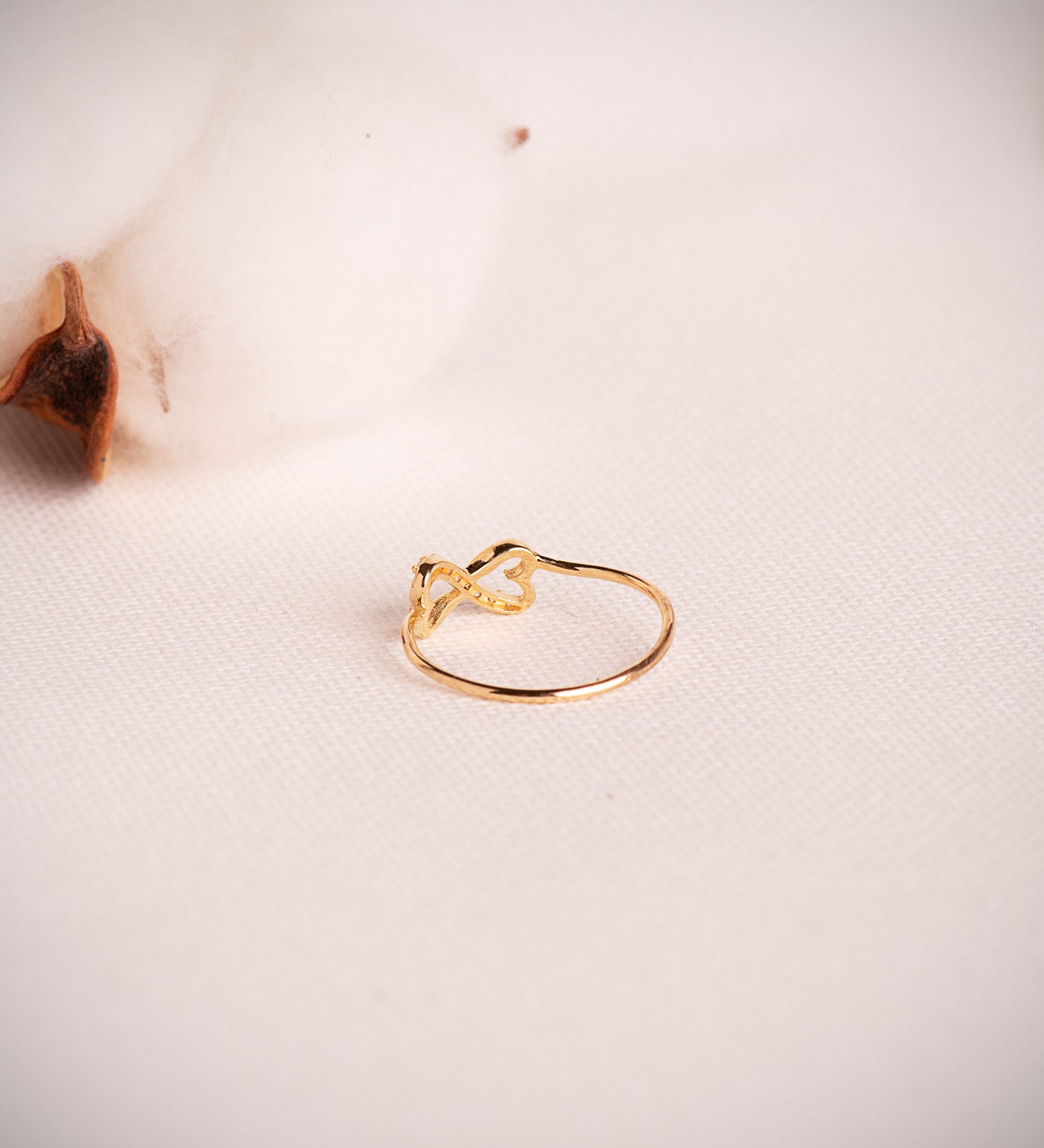 Anillo de Oro Amarillo de 18K con Corazones Calados Unidos por Circonitas Ancho: 6 mm