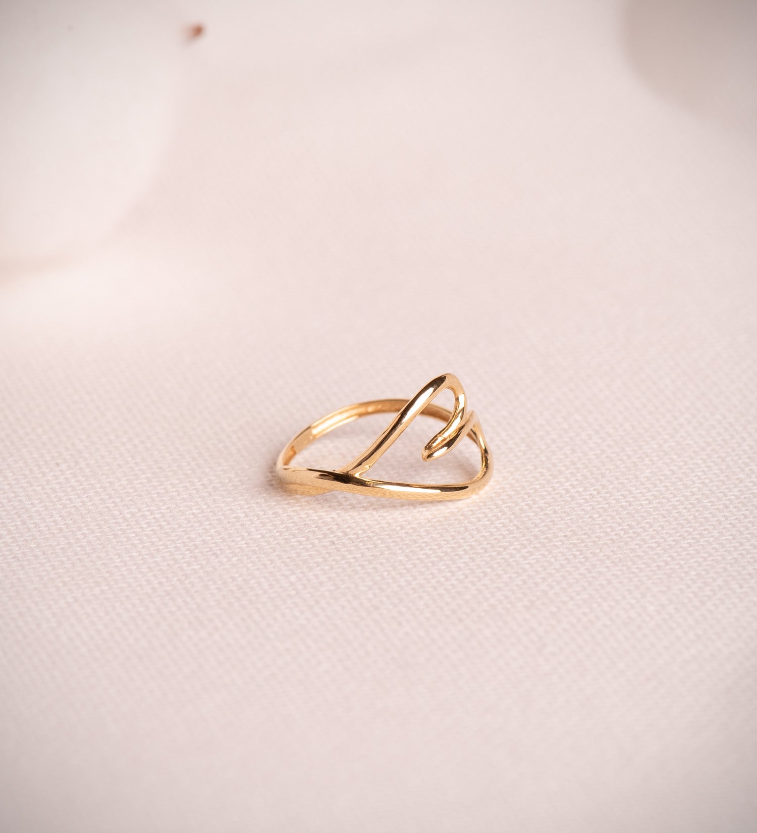 Anillo Oro Amarillo de 18K Cruz Corazón Acabado Brillante Ancho: 12 mm