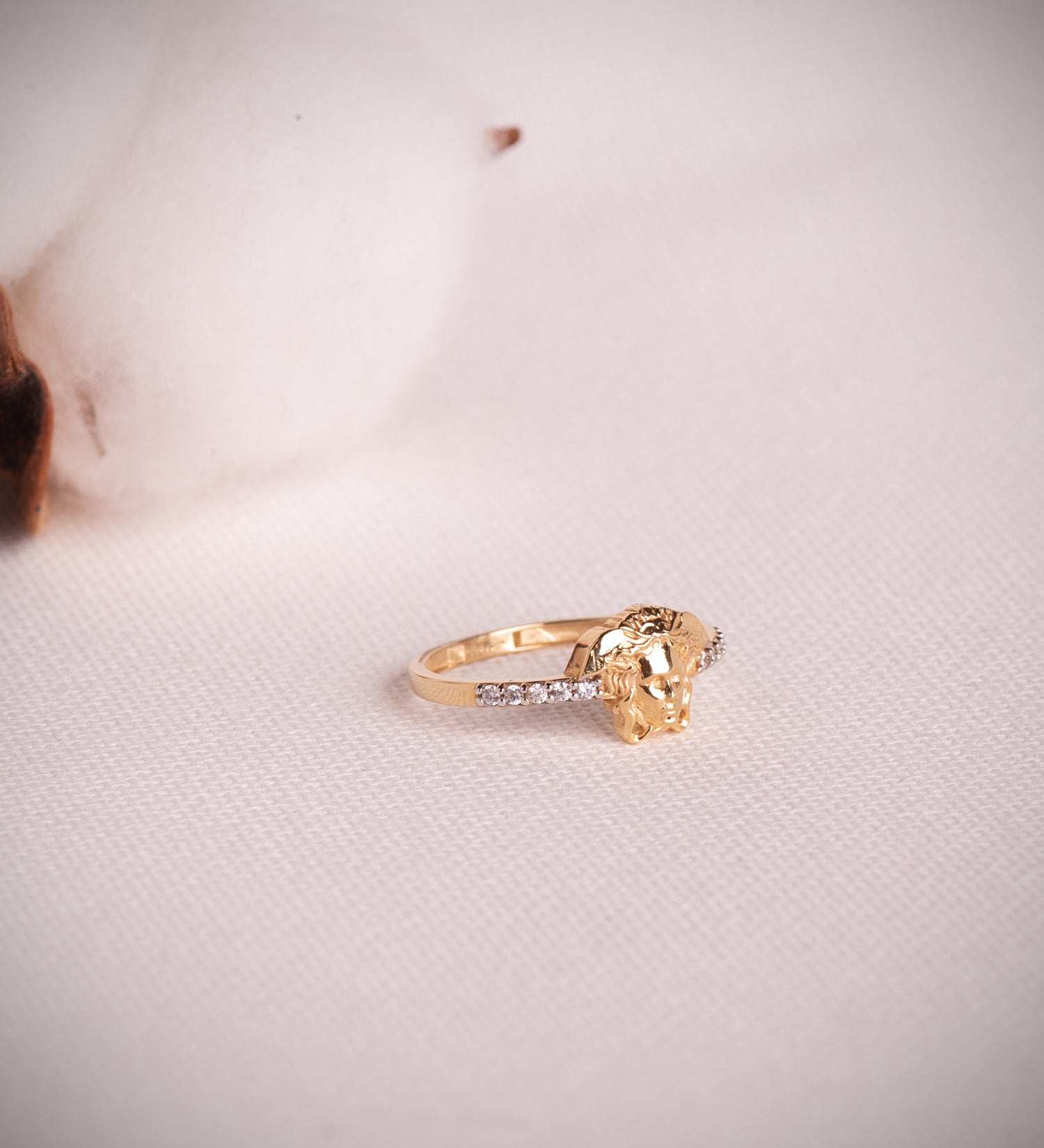 Anel em ouro bicolor 18K com Medusa e zircônia cúbica Medindo: 10 x 8 mm