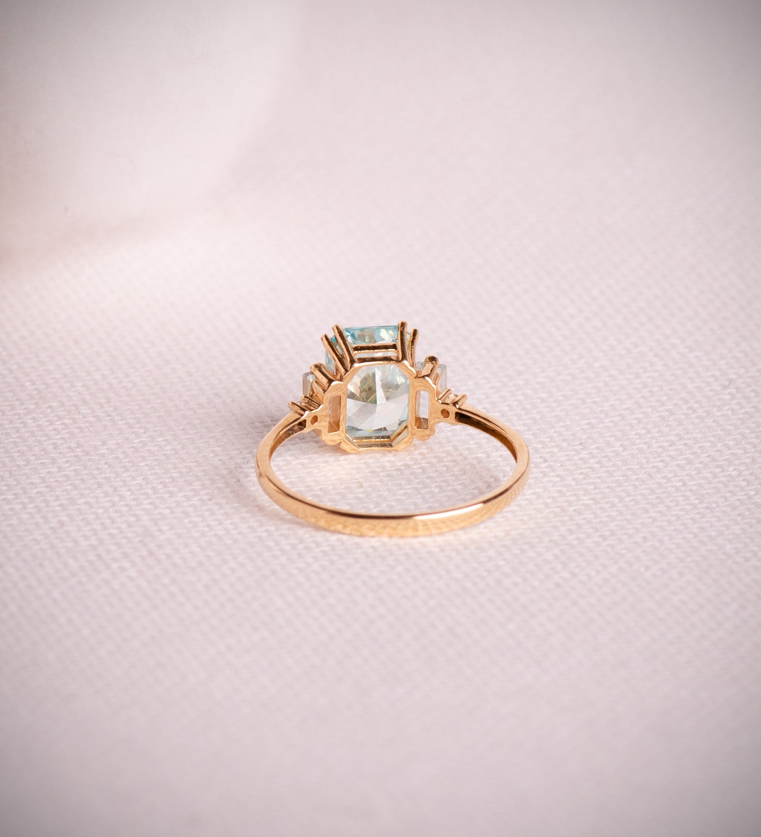 Anel em ouro amarelo 18K com pedra octogonal 8X6 mm Ice Cut e topázio natural barras 4X2 mm