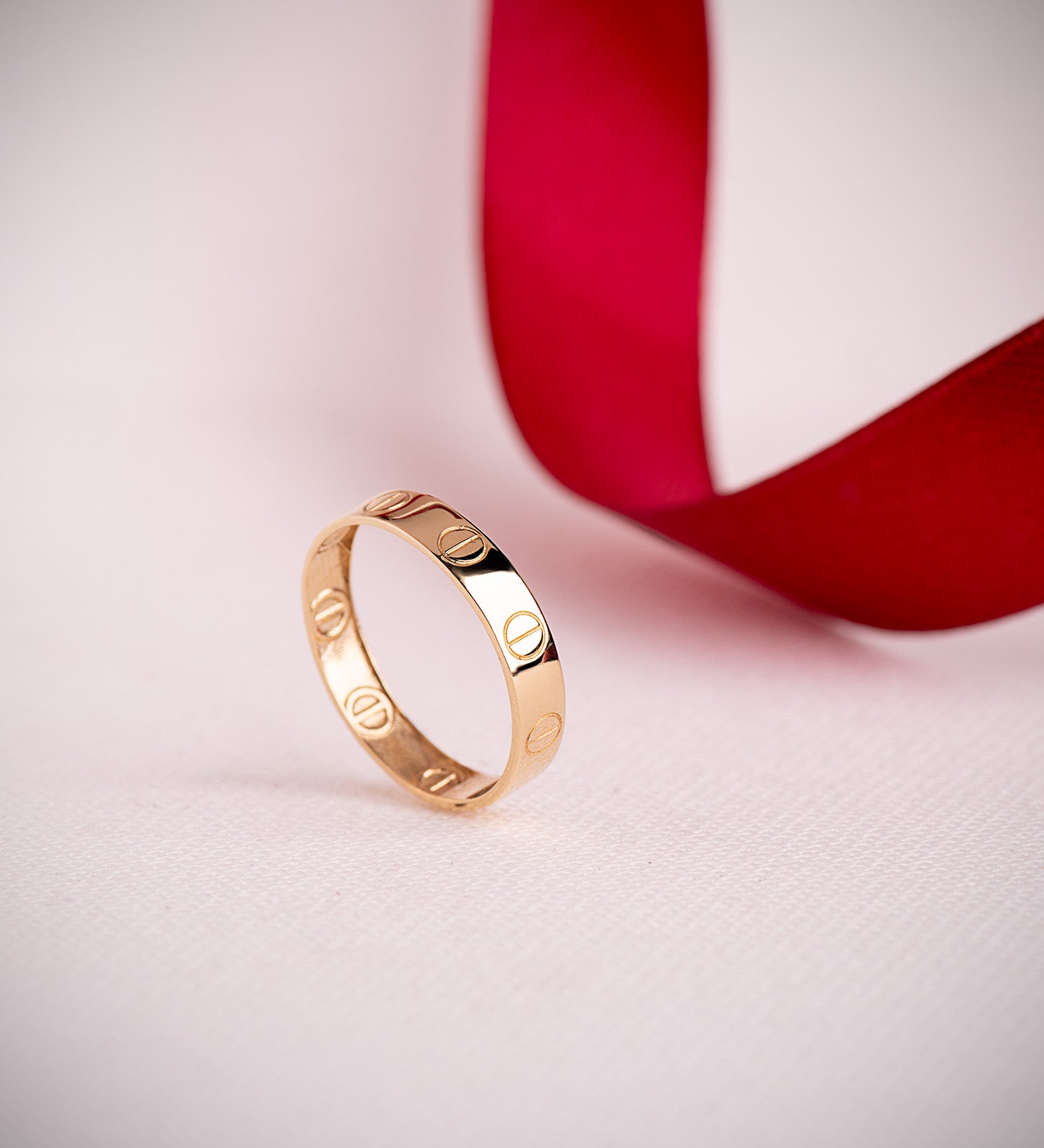 Plain 18K Yellow Gold Ring with Shiny Screws Width: 4 mm