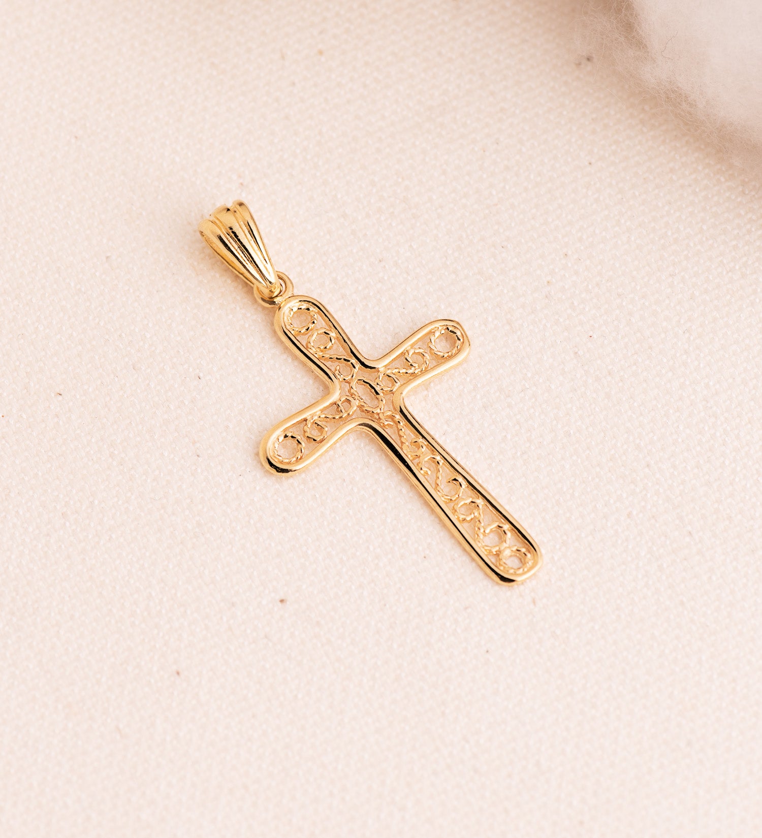 Croix en Or Jaune 18K avec Bordure Brillante et Filigrane Mesure : 37,5 X 22 mm