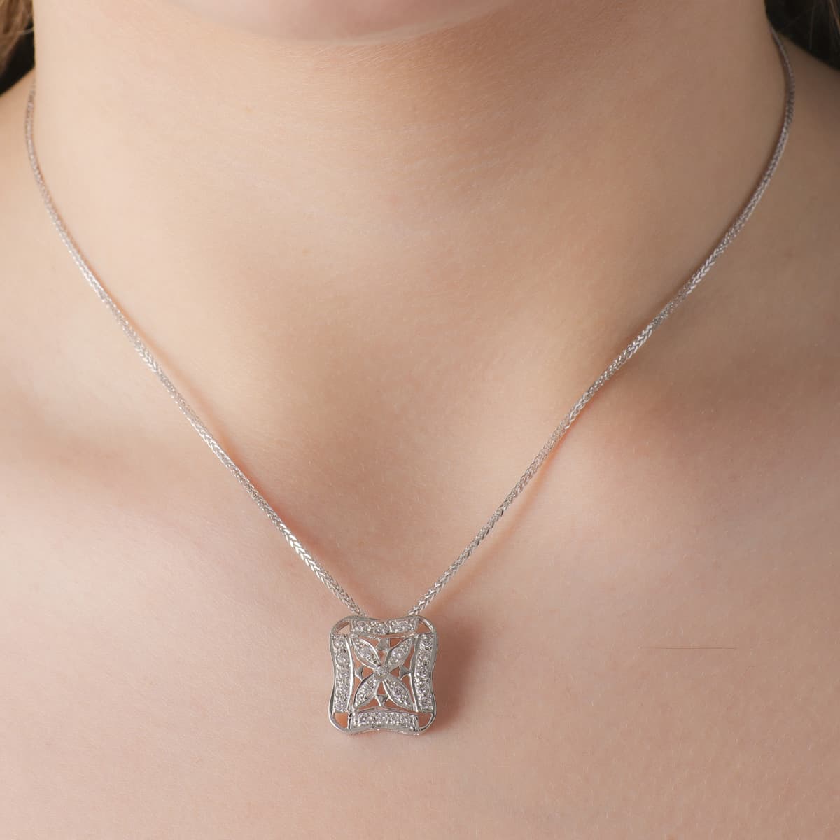 Colar Quadrado em Ouro Branco 18K