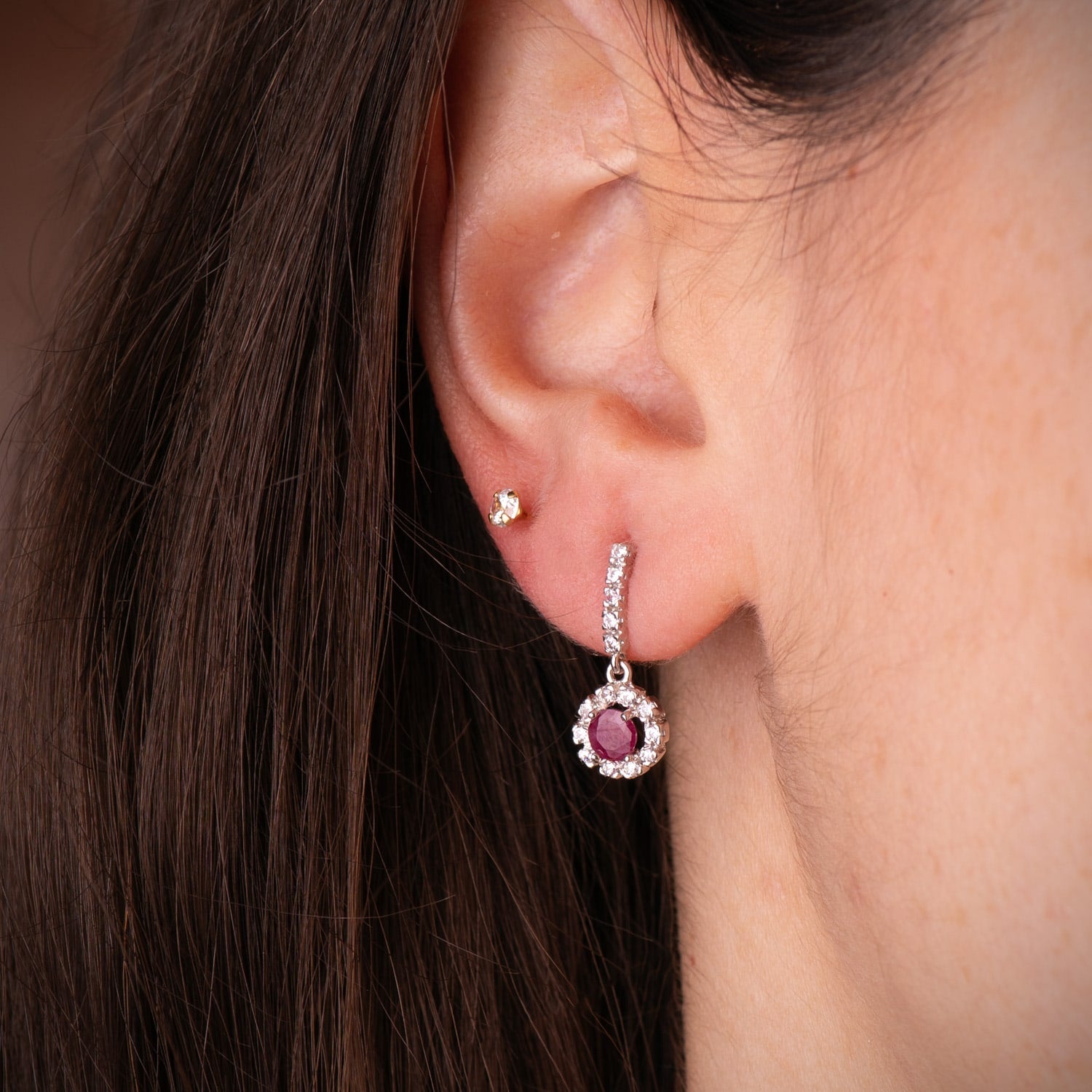 18K hvidgulds øreringe Ruby 4MM - 0,56 Antal og Zirkon 18