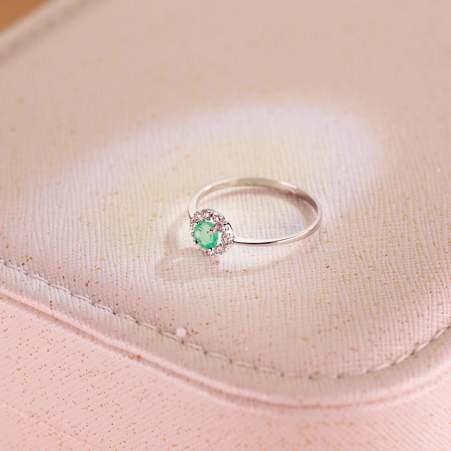 18K witgouden smaragdgroene ring 4 mm, 0,26 ct en zirkonen. 7X7MM
