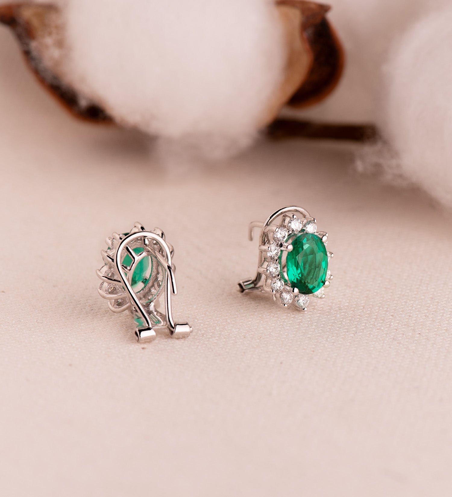 Boucles d'oreilles Or Blanc 18K 24 Diamants Lab 0.84 Cts VS2-G et Émeraude 8X6 mm 2.20 Cts Oméga Fermoir 13X11 mm