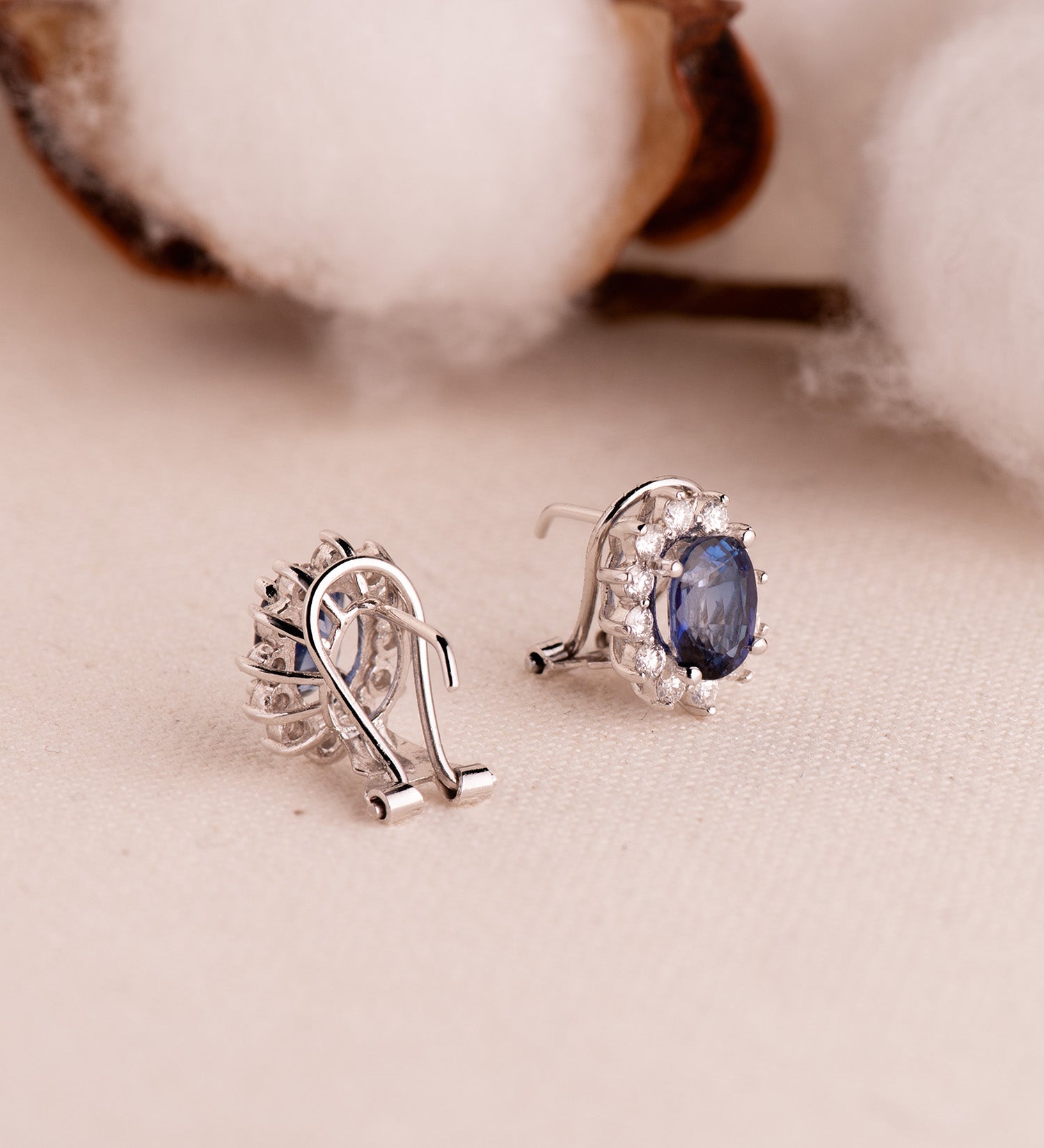 Boucles d'oreilles en Or Blanc 18K 24 Diamants Lab 0.84 Ct VS2-G et Saphir 8X6 mm 3.26 Ct Fermoir Omega 12.5X11 mm