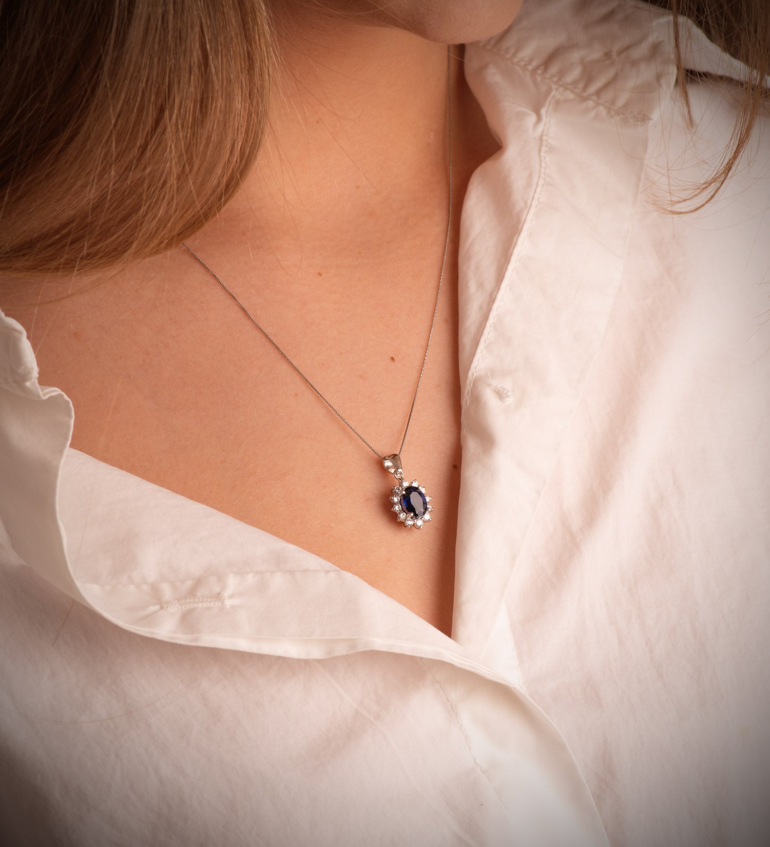 Pendentif en Or Blanc 18K Saphir 8X6 mm 1.63 Ct 14 Diamants Lab 0.42 Ct VS2-G 12.5 X 11 mm