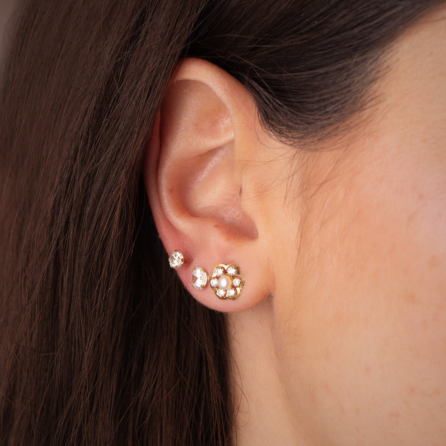 Pendientes Flor en Oro Amarillo de 18K con Perlas de 3MM y Cierre Mariposa de Circonitas 8.5MM