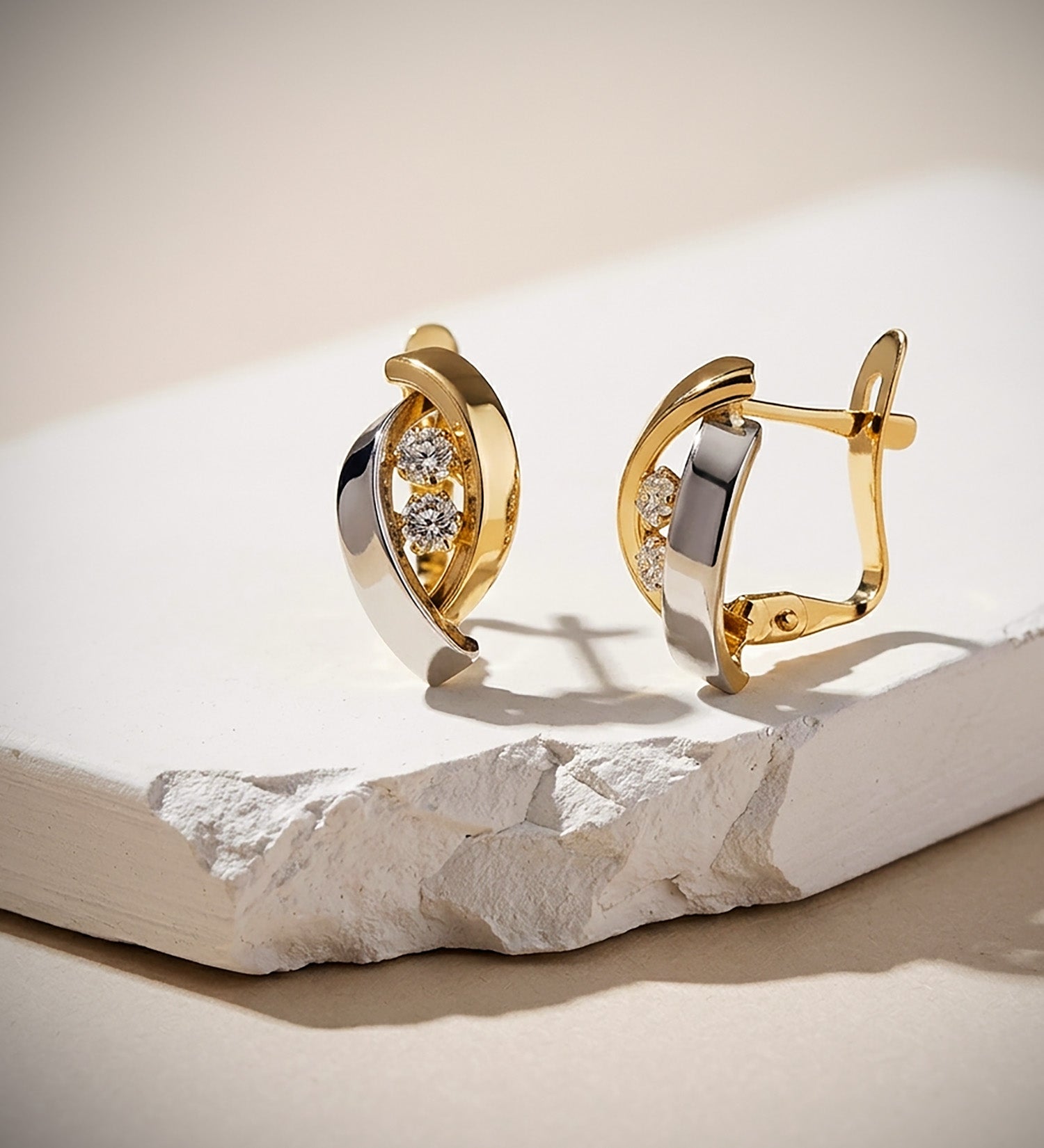Brincos em ouro bicolor 18K e zircônias 14X8 mm