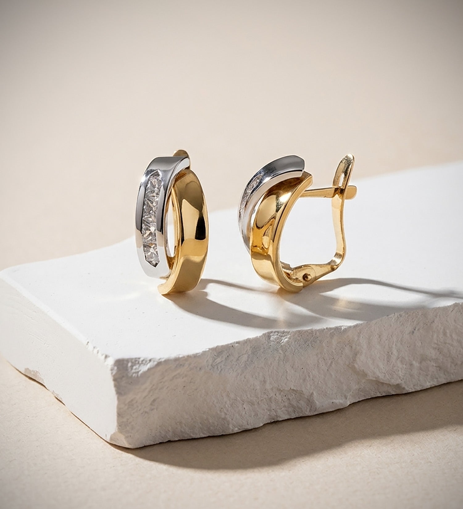 Pendientes Oro Bicolor de 18K con Bandas y Cierre Bisagra de Circonitas 15X8 mm