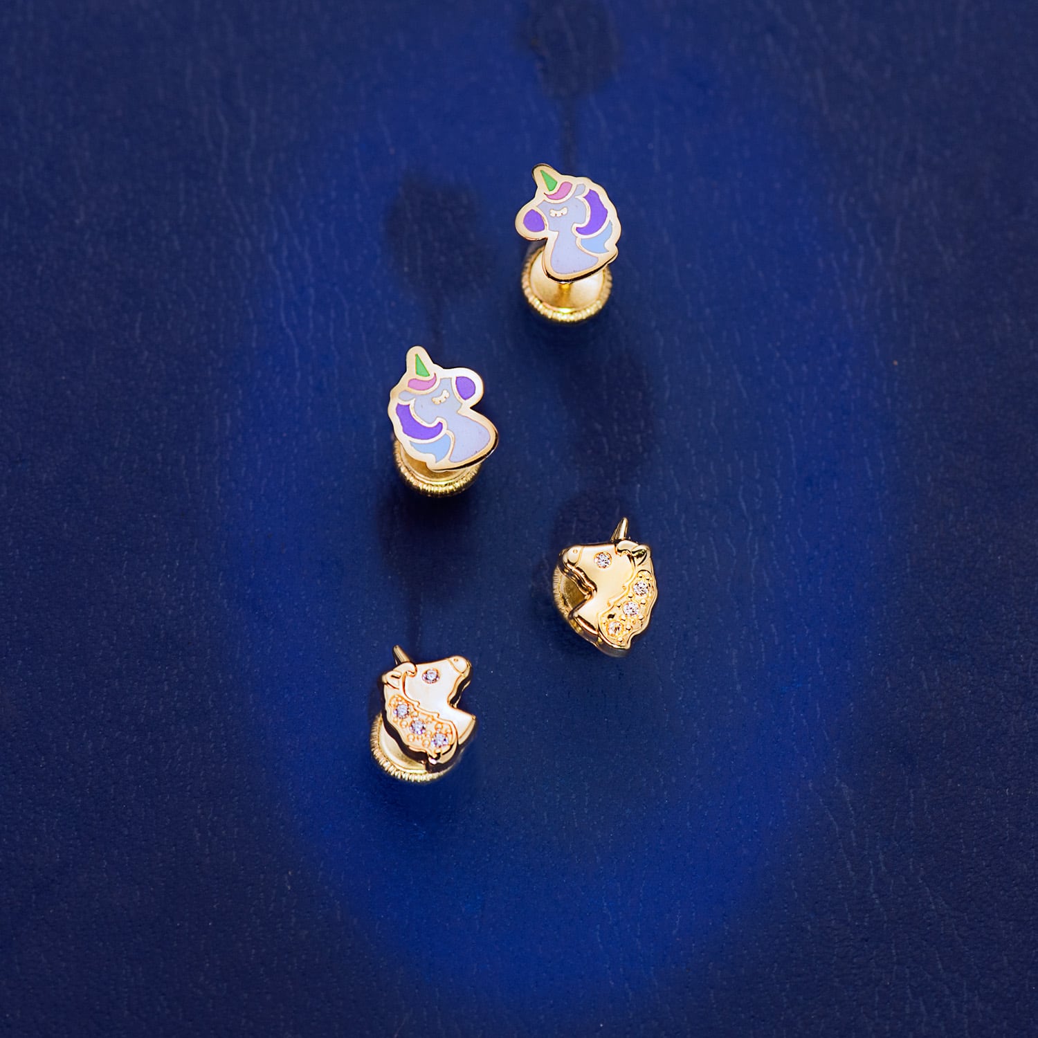 18K Clous d'oreilles Licorne en Or Jaune et Zircons. Fermoir à Vis 7,5 X 6 mm