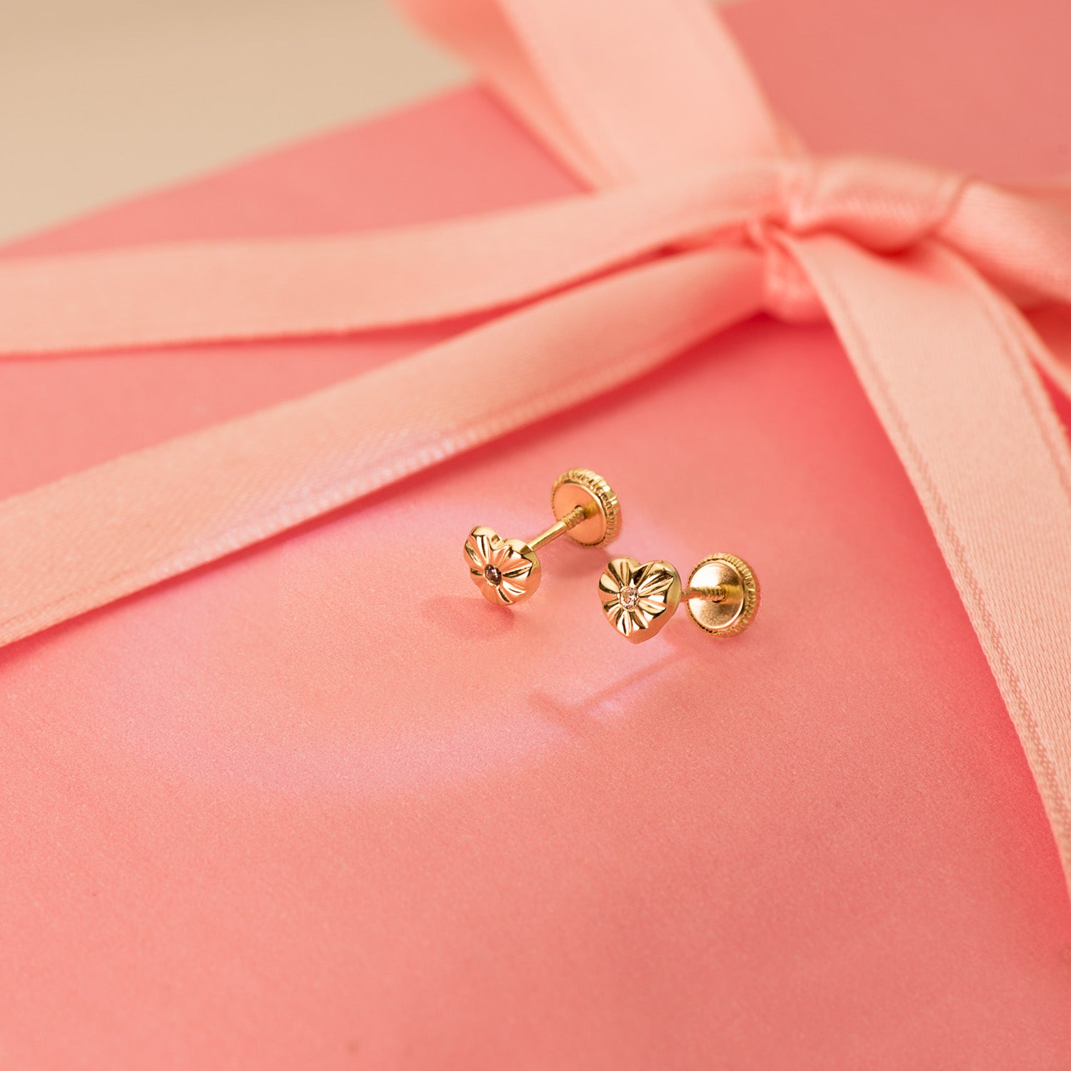 Pendientes Oro Amarillo 18K Corazón con Circonitas 5X5 mm Cierre Rosca