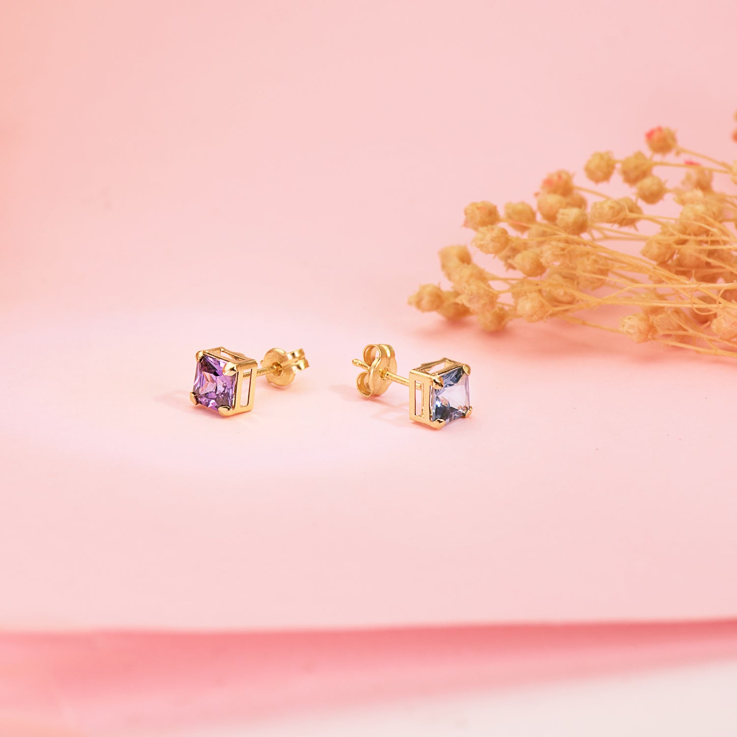 18K Boucles d'oreilles Or Jaune Carrés Pierre Couleur Améthyste 5,5X5,5. Fermoir Poussettes Papillon