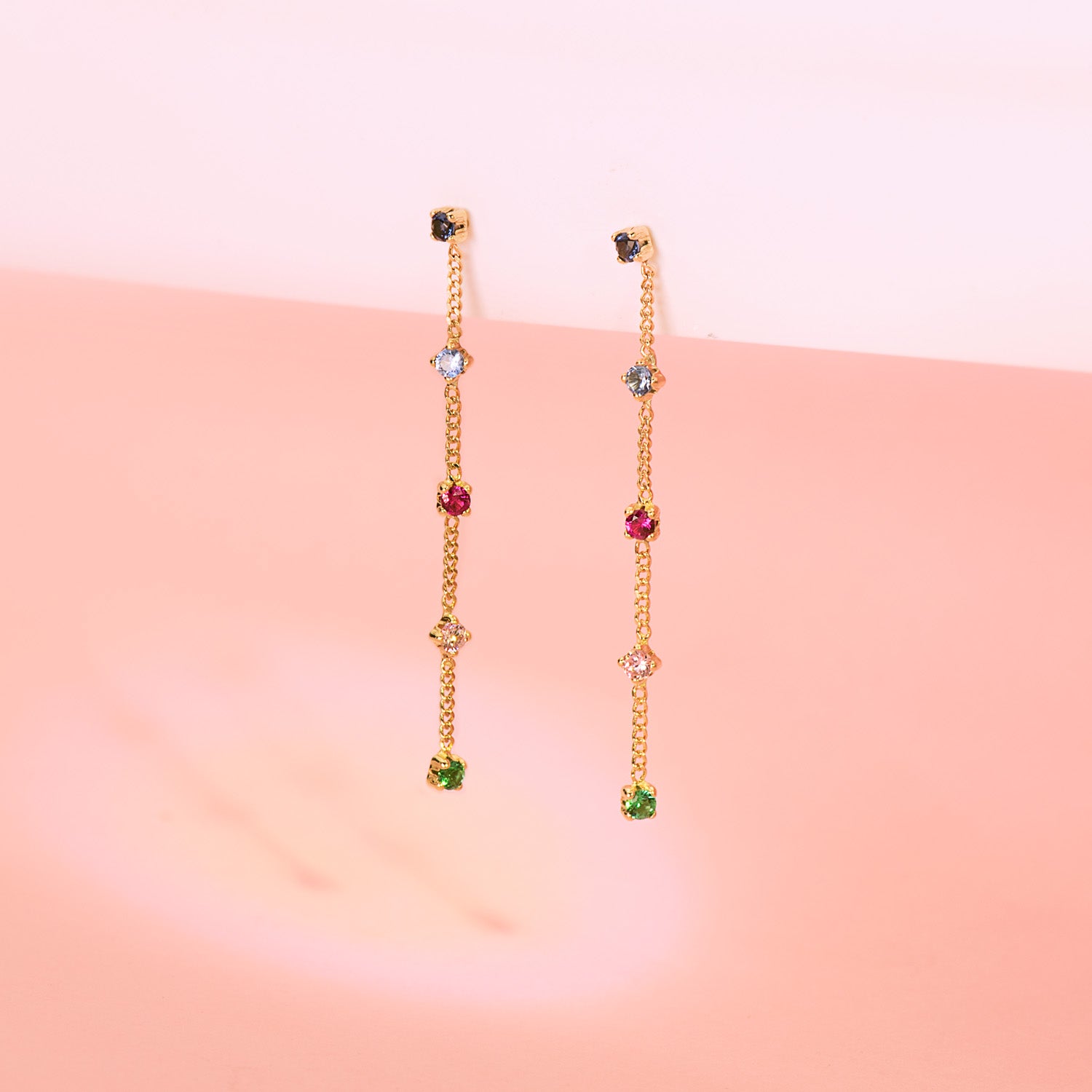 18K Boucles d'oreilles Longues avec Chaîne et Zircons Couleurs 39 Mm. Fermoir Poussettes