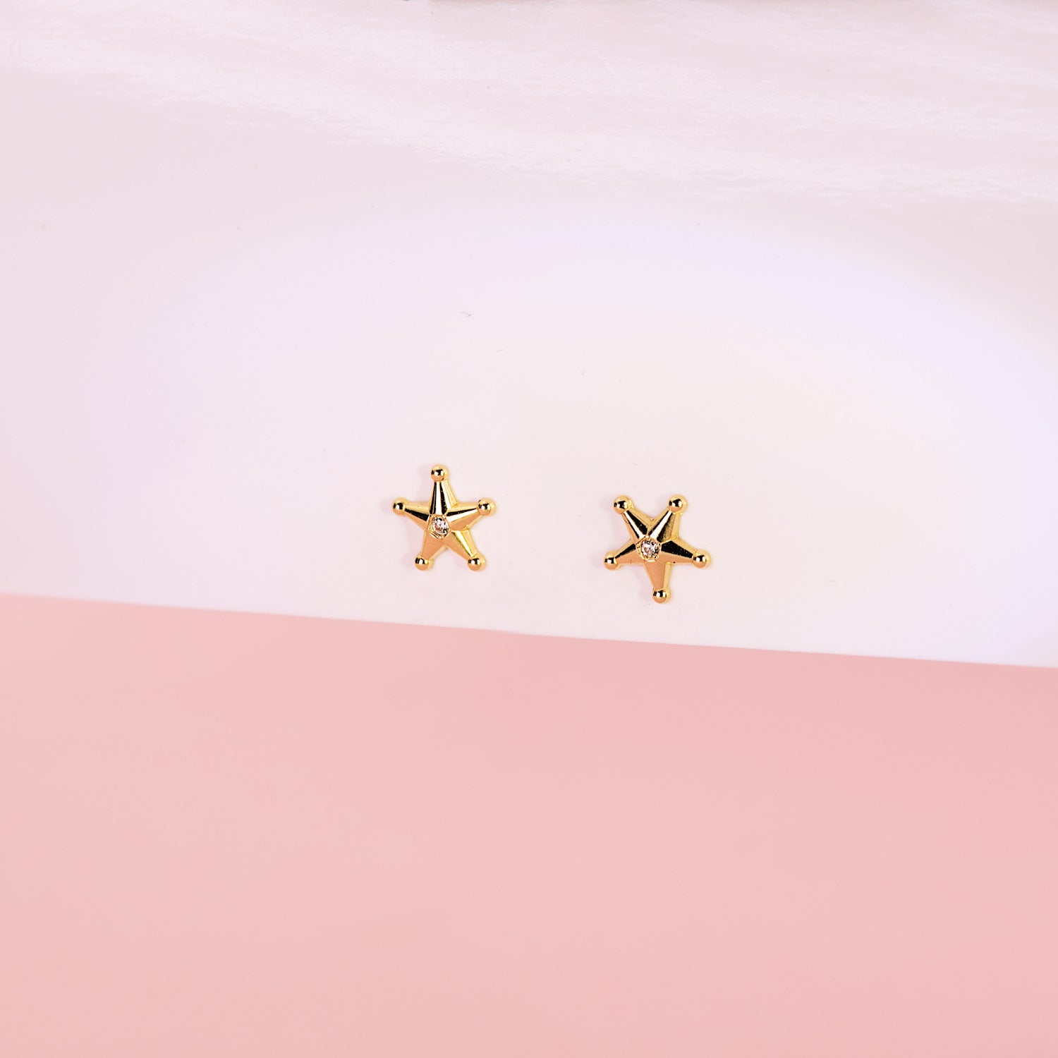 18K Boucles d'oreilles Or Jaune Étoile Sheriff Zircons. 7 X 7. Fermoir Poussettes