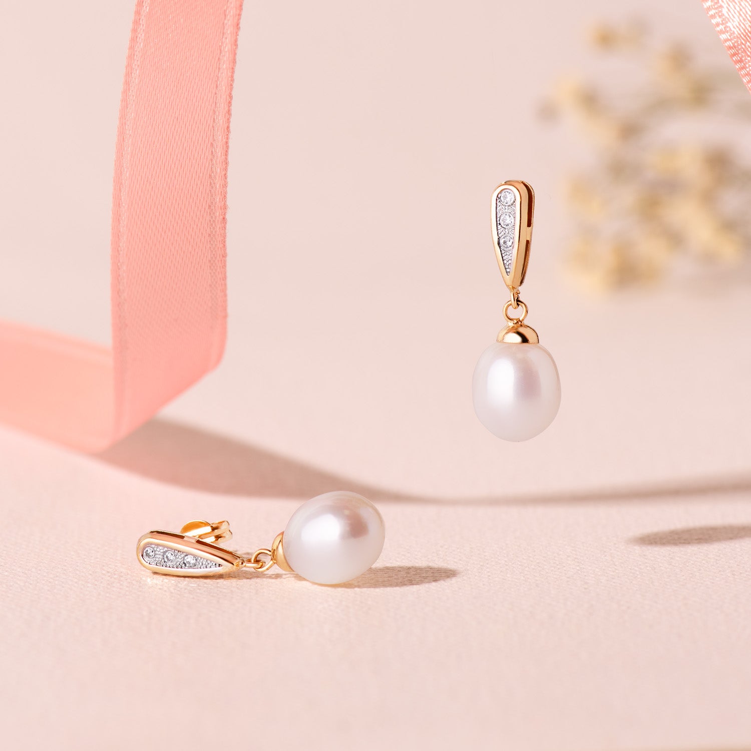 Brincos em ouro bicolor 18K com pérolas e zircônia fecho borboleta 25 x 9 mm
