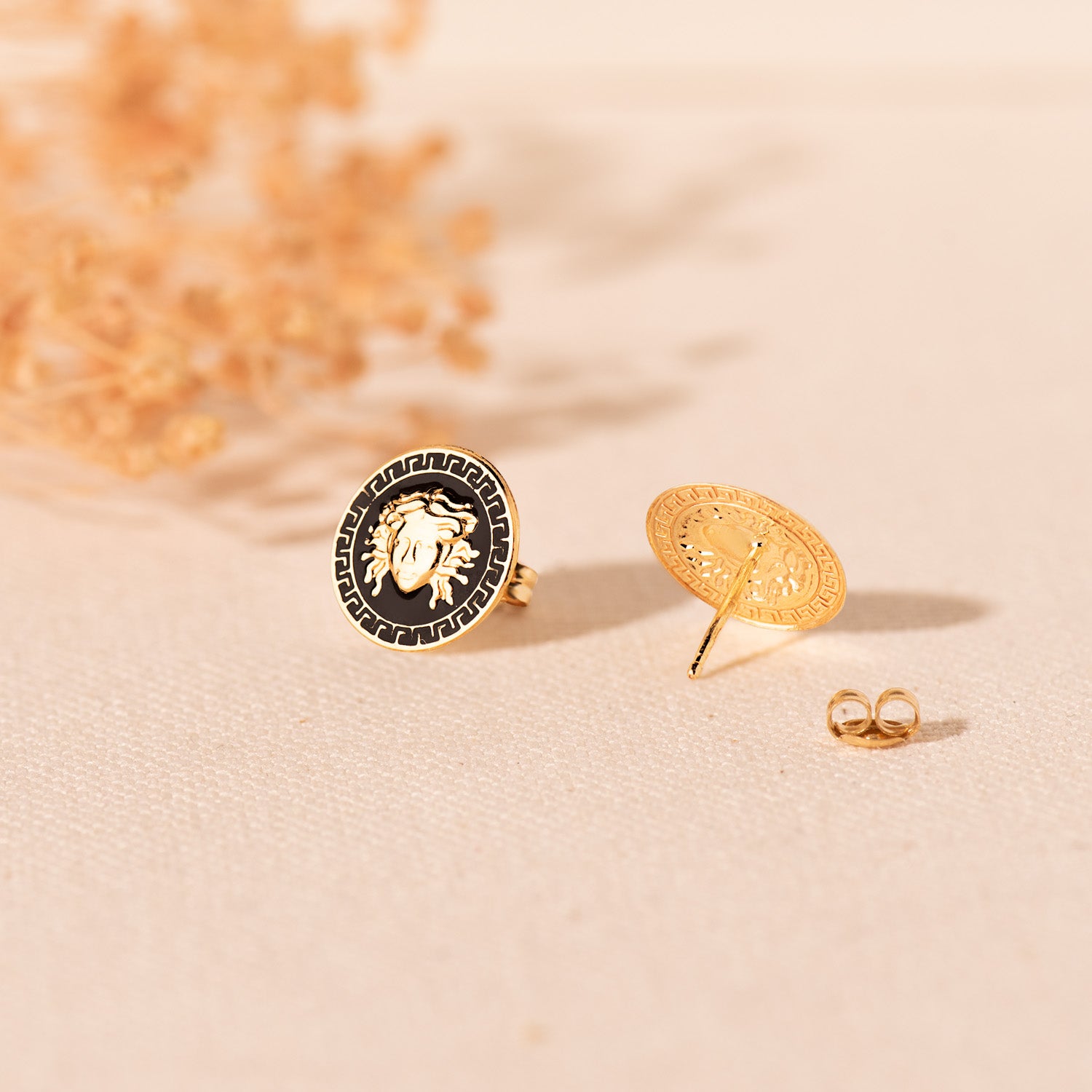 Boucles d'oreilles Méduse Or Jaune 18K et Émail Noir Greca Largeur Bord : 12 mm Fermoir Poussette Papillon