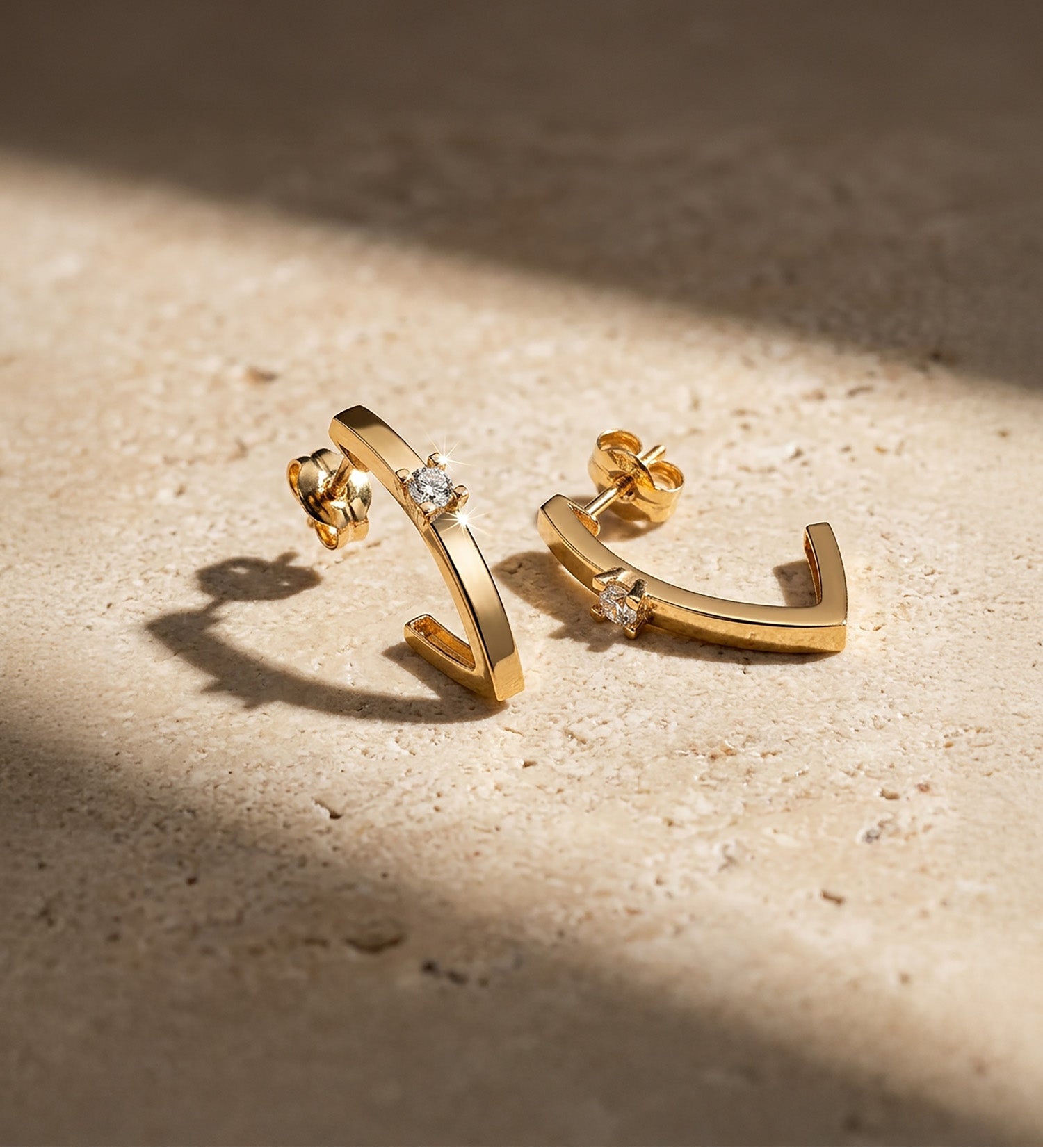 Boucles d'oreilles Or Jaune 18K Demi Créoles Lisses avec Bande de Zircone 16 X 3 mm Fermeture à Pression