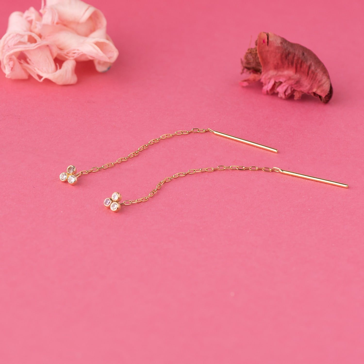 Boucles d'oreilles en Or Jaune 18K avec Trois Zircon 3X3MM et Longueur de la Chaîne : 56MM Fermoir Poussettes Papillon