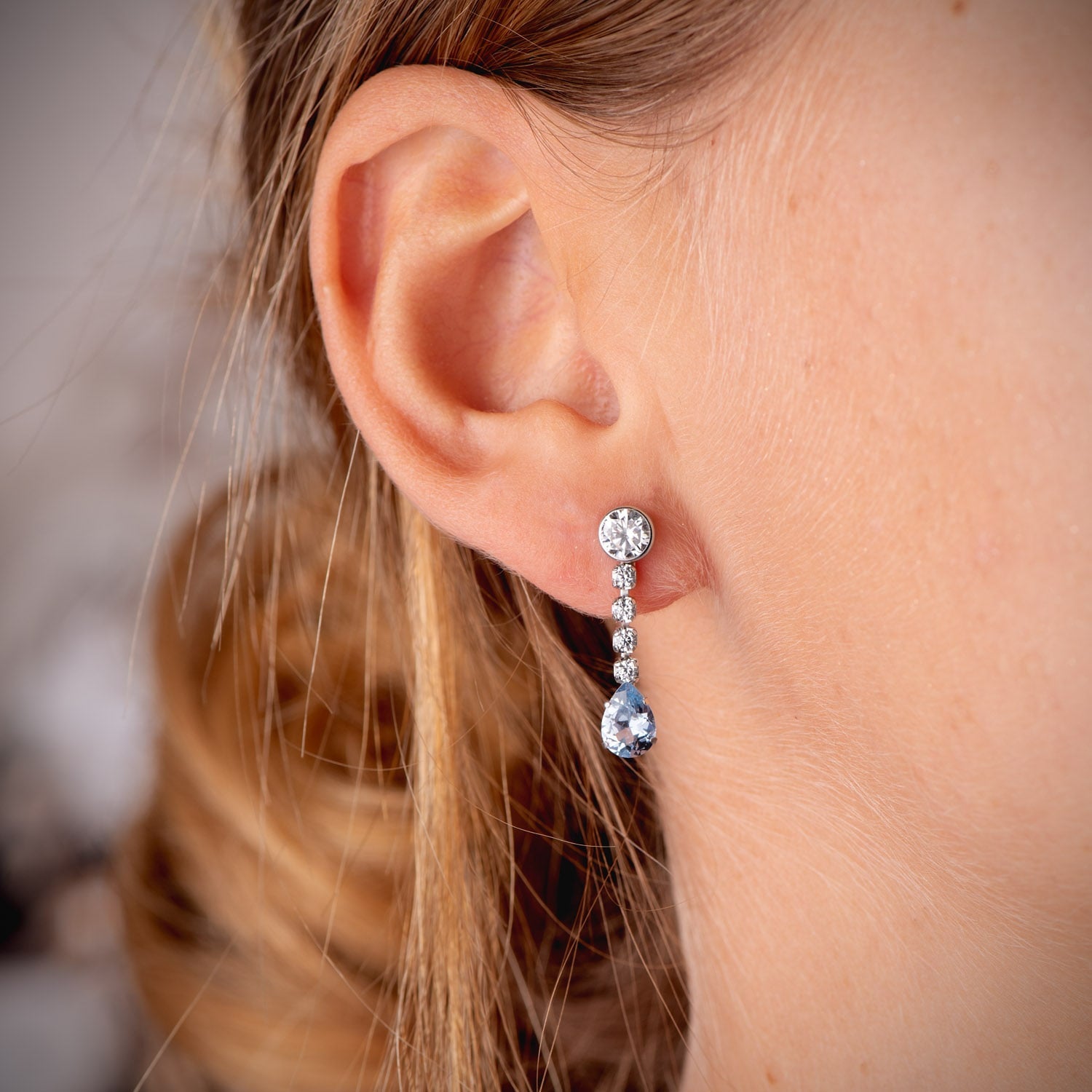 Boucles d'oreilles Eau de Mer Or Blanc 18K en Forme de Goutte et Zircone 22X5 mm Fermoir à Fermoir Pousseettes Papillon