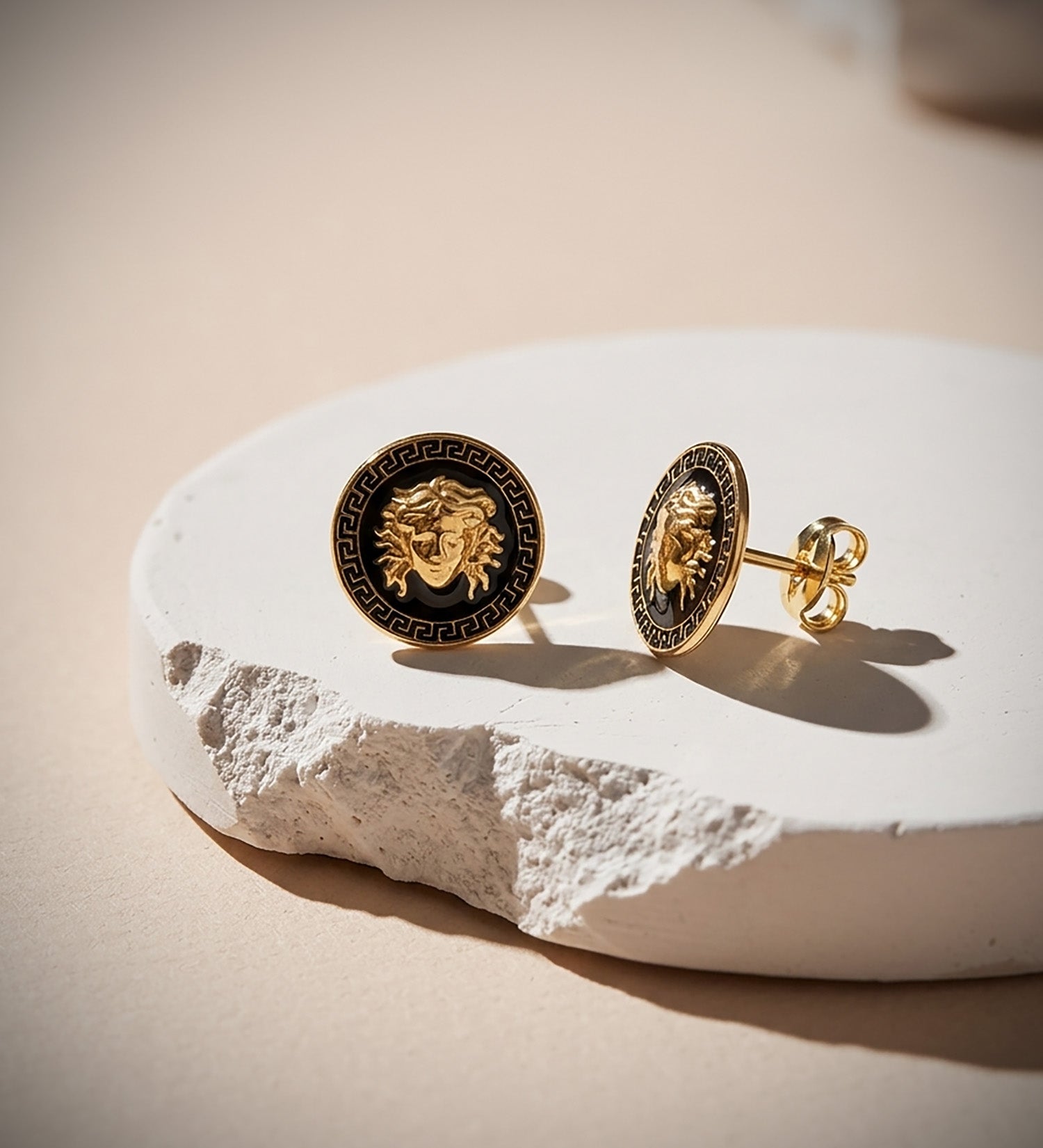 Boucles d'oreilles Méduse Or Jaune 18K et Émail Noir Greca Largeur: 10 mm Fermoir à Fermoir Pousseettes Papillon
