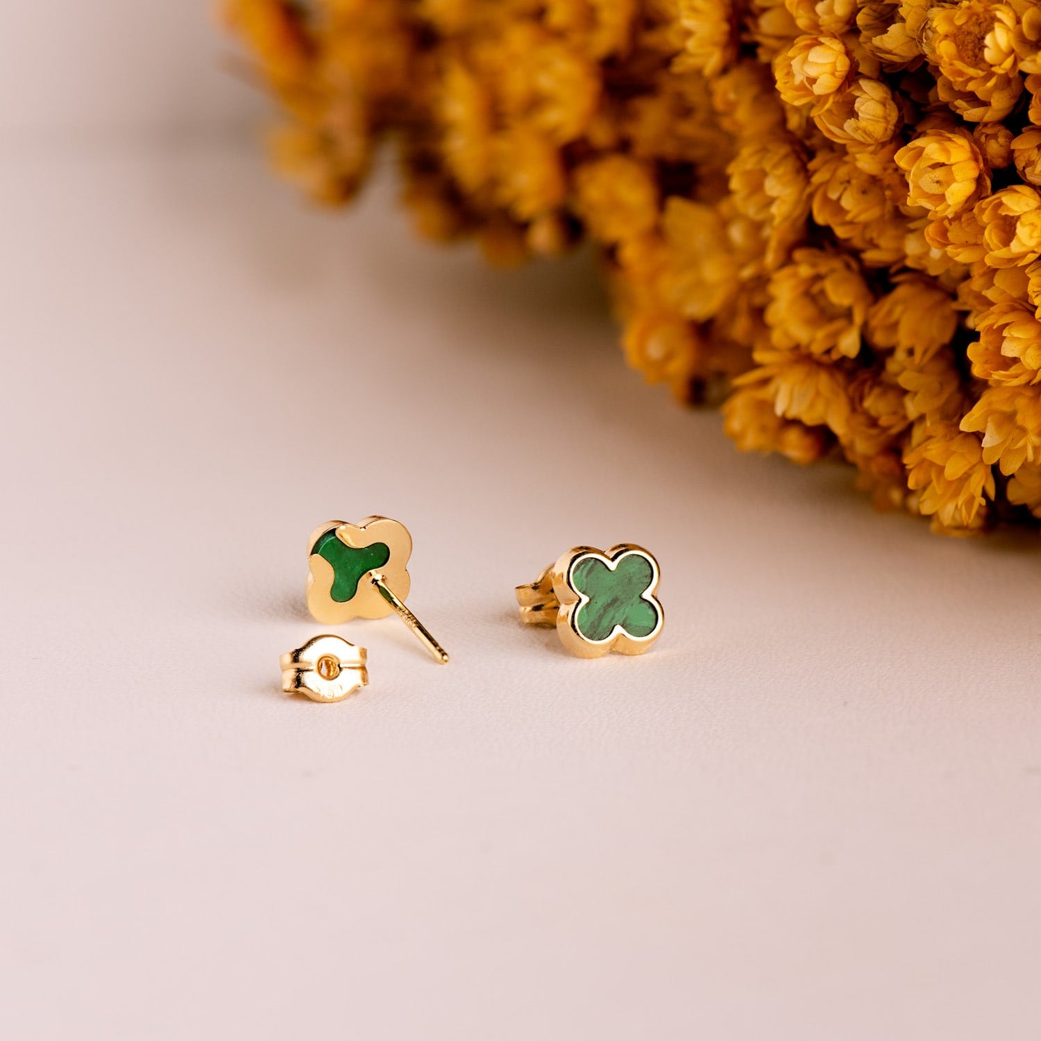 Clover øreringe i 18K gul guld med Malakit 7X7 mm sommerfugleklapvogn