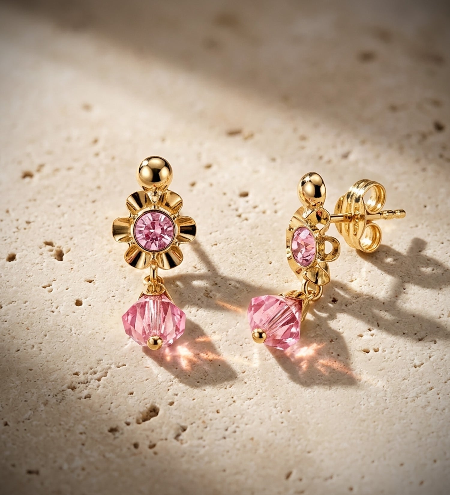 Boucles d'oreilles en Or Jaune 18 Carats de Style Cubain avec Circonballes Roses. Dimensions : 18 X 6,5 Mm. Fermeture à Pression.