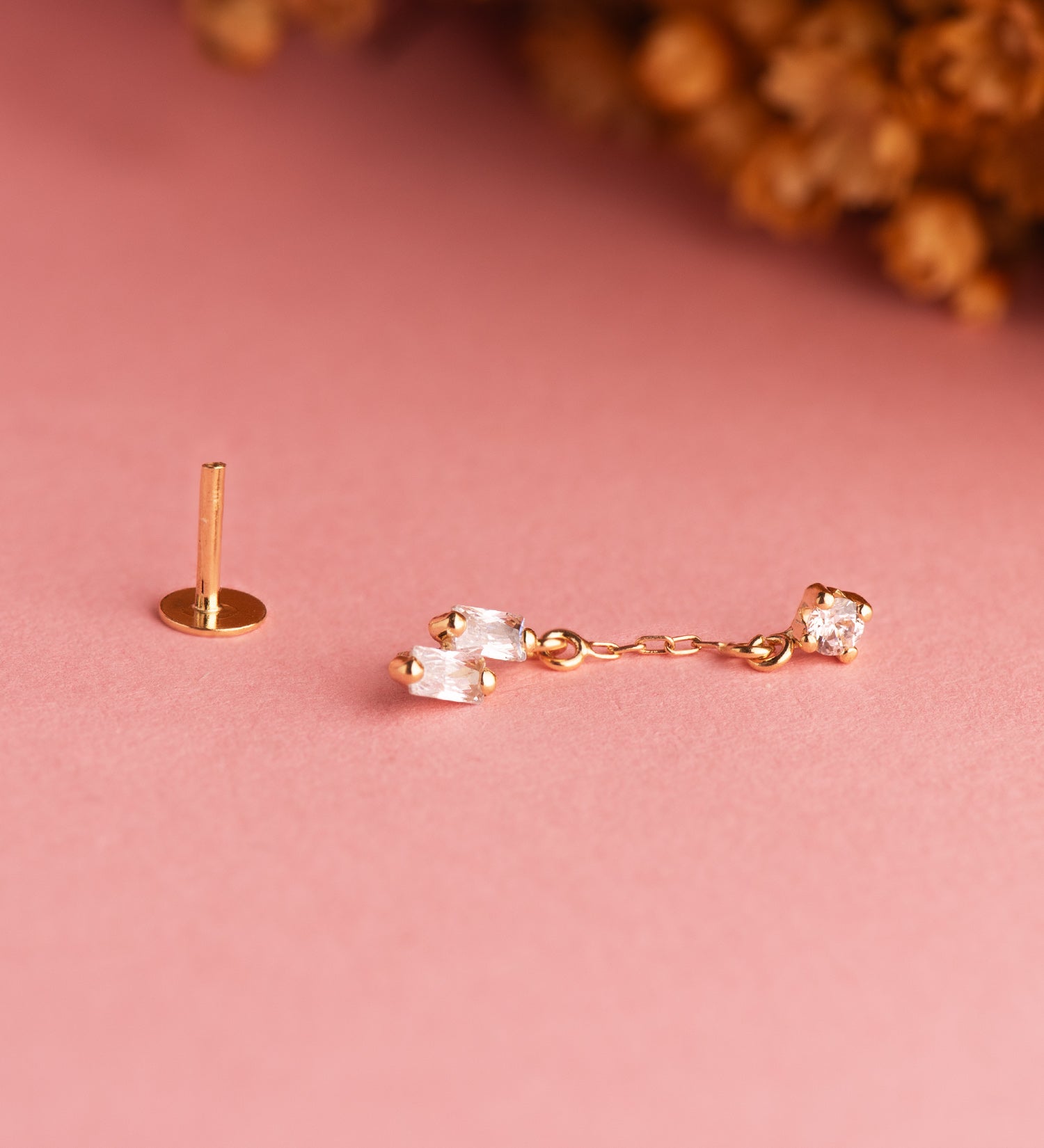 Perçage Doreille en Or Jaune 18K avec 2 Zirconias Baguette et Chaîne de 120 mm Dépaisseur Taille de la Barre : 24 X 4 mm Fermoir a Vis