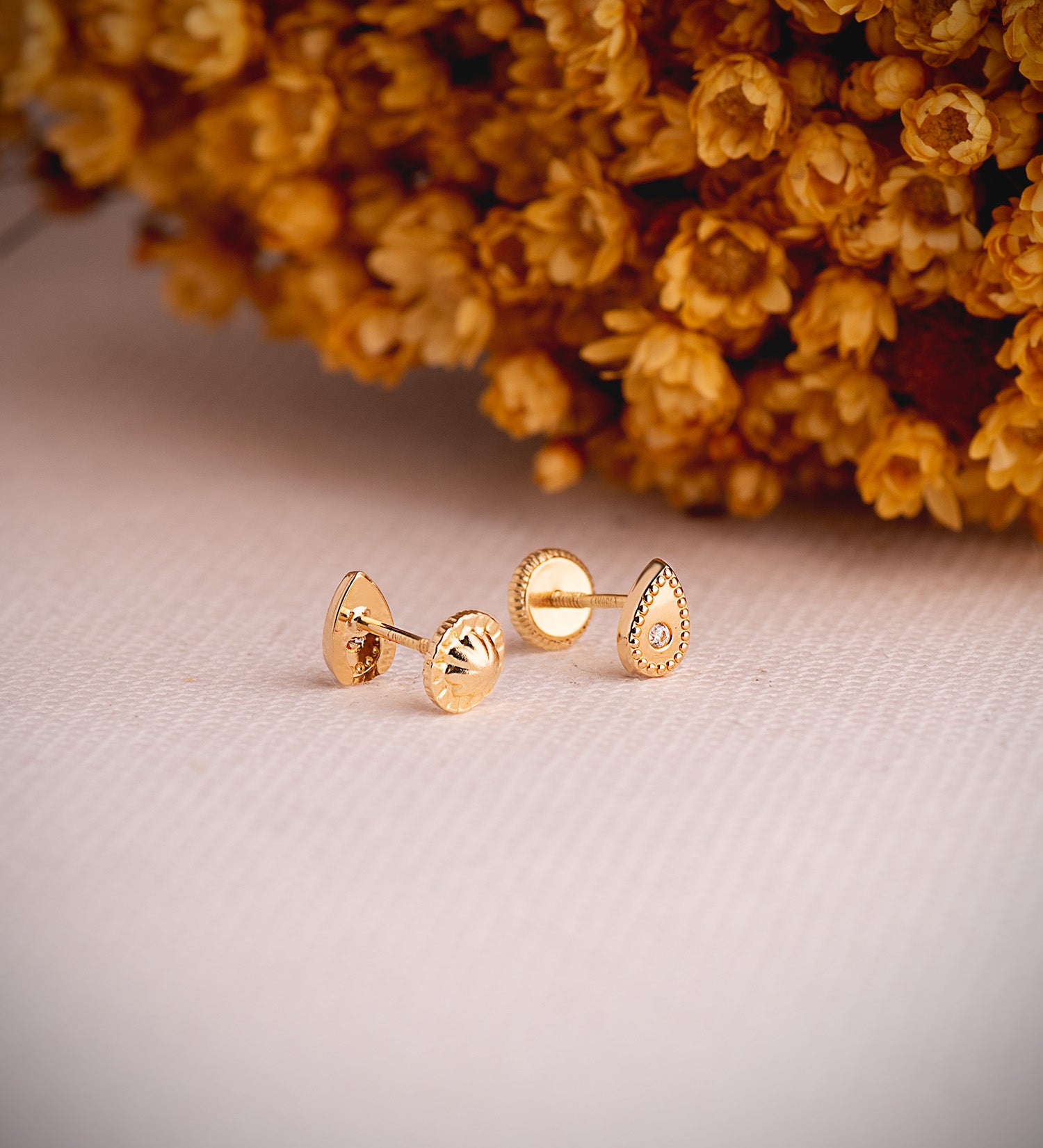 Boucles d'oreilles Pendantes en Or Jaune 18 Carats avec Zircon et Bordures en Perles Taille : 6 X 4 mm Fermoir a Vis