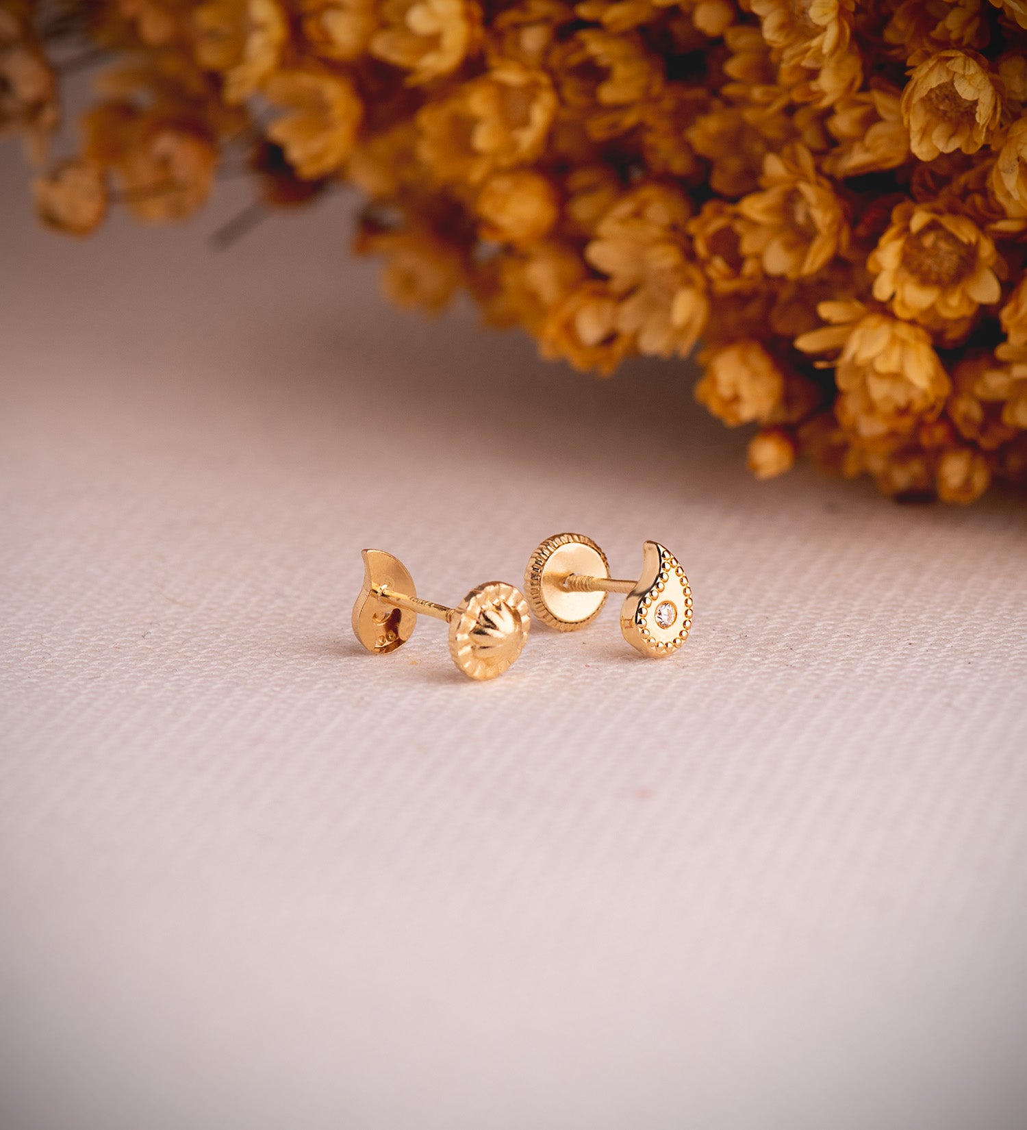 Boucles d'oreilles Pendantes Incurvées en Or Jaune 18 Carats avec Zircon et Bordures en Perles Taille : 6 X 4 mm Fermoir a Vis