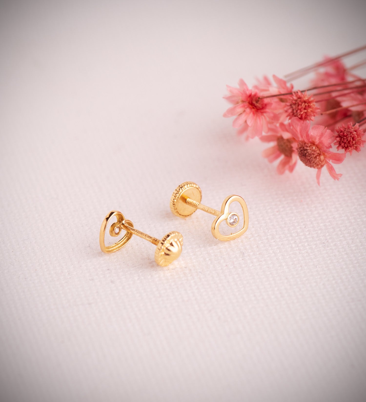 Boucles d'oreilles Or Jaune 18K C?ur Ajouré avec Zircon Taille : 6,5 X 5,5 mm Fermoir a Vis