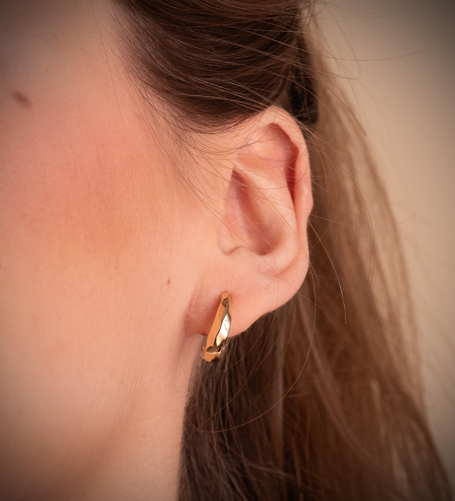 Boucles d'oreilles en Or Jaune 18K avec Godrons Brillants Taille : 14 X 5 mm Fermeture à Pression