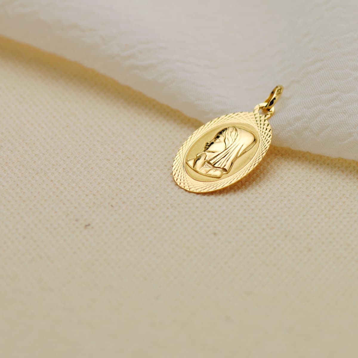 18K Médaille Vierge Fille en Or Jaune. Finition Mate 18X12 mm