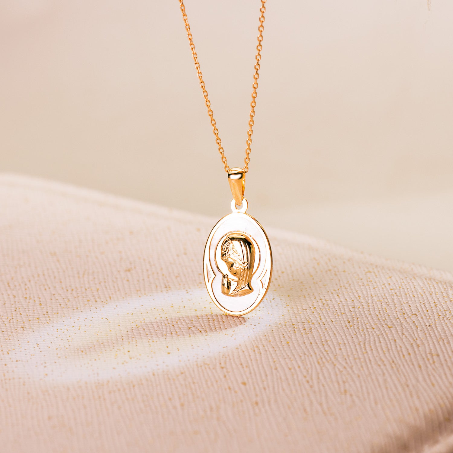 18K Médaille Or Jaune Ovale Nacre et Vierge. 17 X 12 Mm.