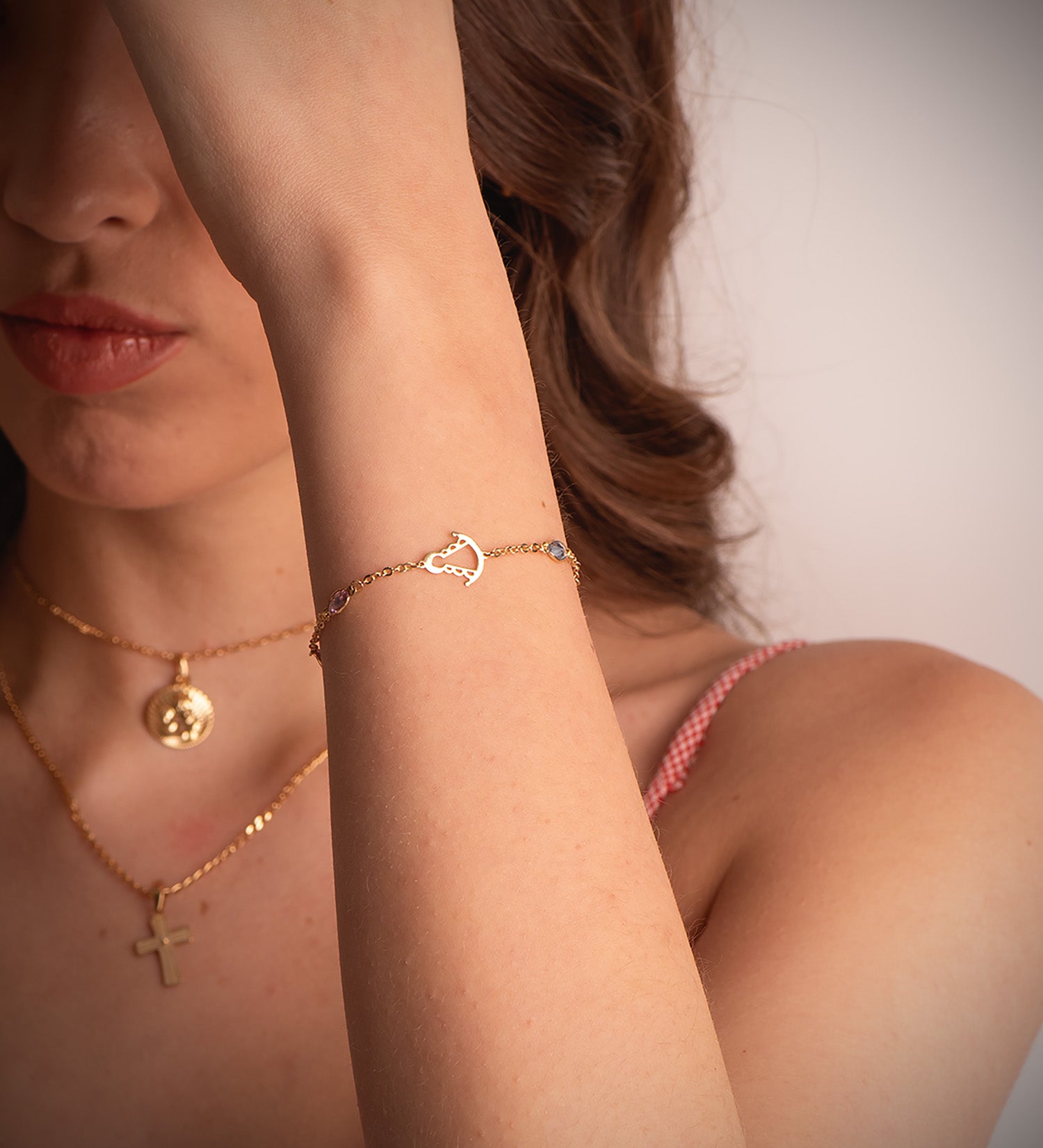 Bracelet Silhouette Rosée Vierge en Or Jaune 18K 14X11 mm avec Zircon Rose et Bleue Longueur : 15,3 Cm