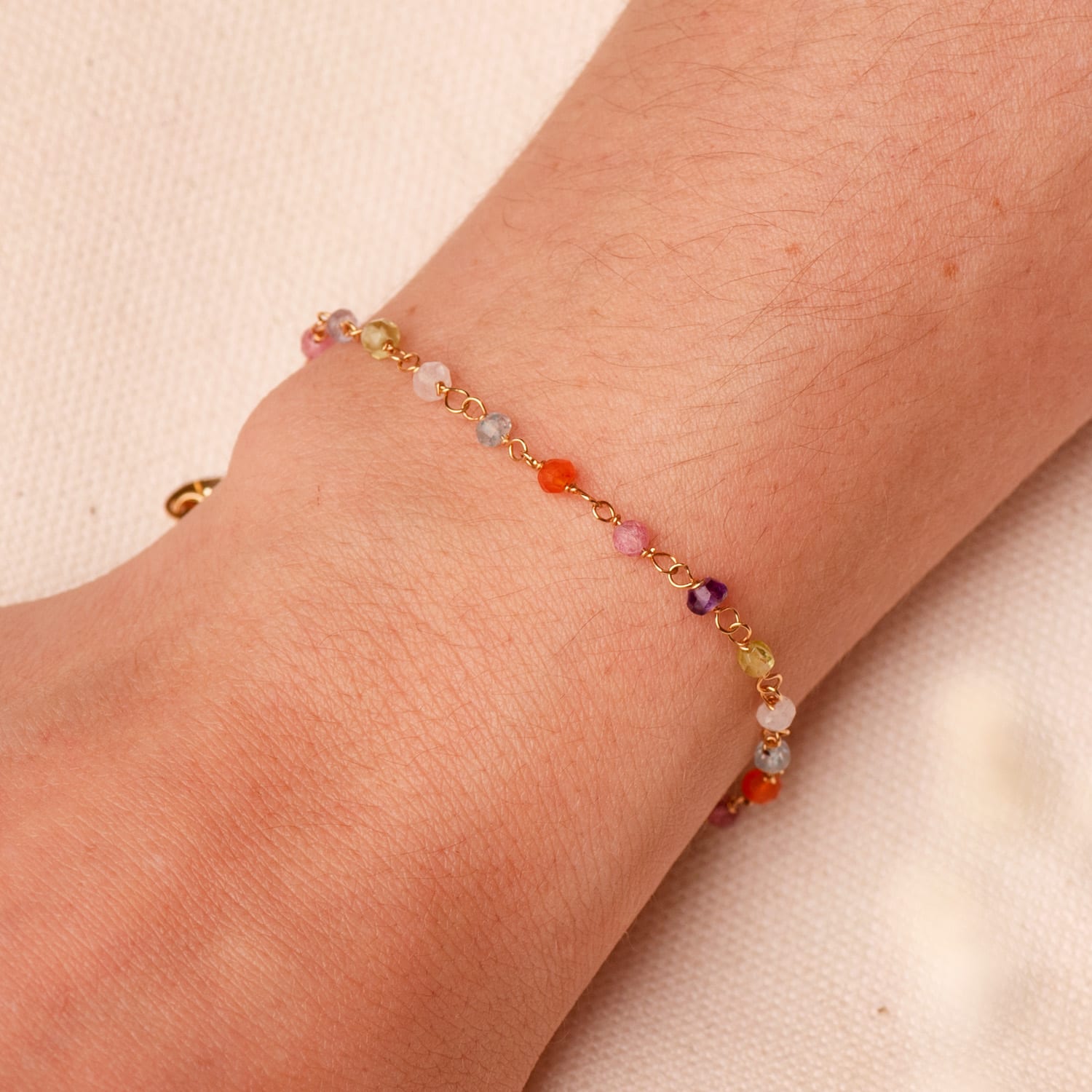 18K gult gull armbånd 3MM fargede kuler Lengde: 185 Cm