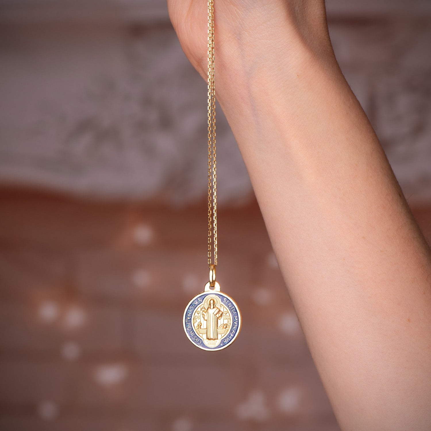 Scapulaire en Or Jaune 18K Saint Bénédictin Moine avec Matage en Émail Bleu Largeur : 20 mm
