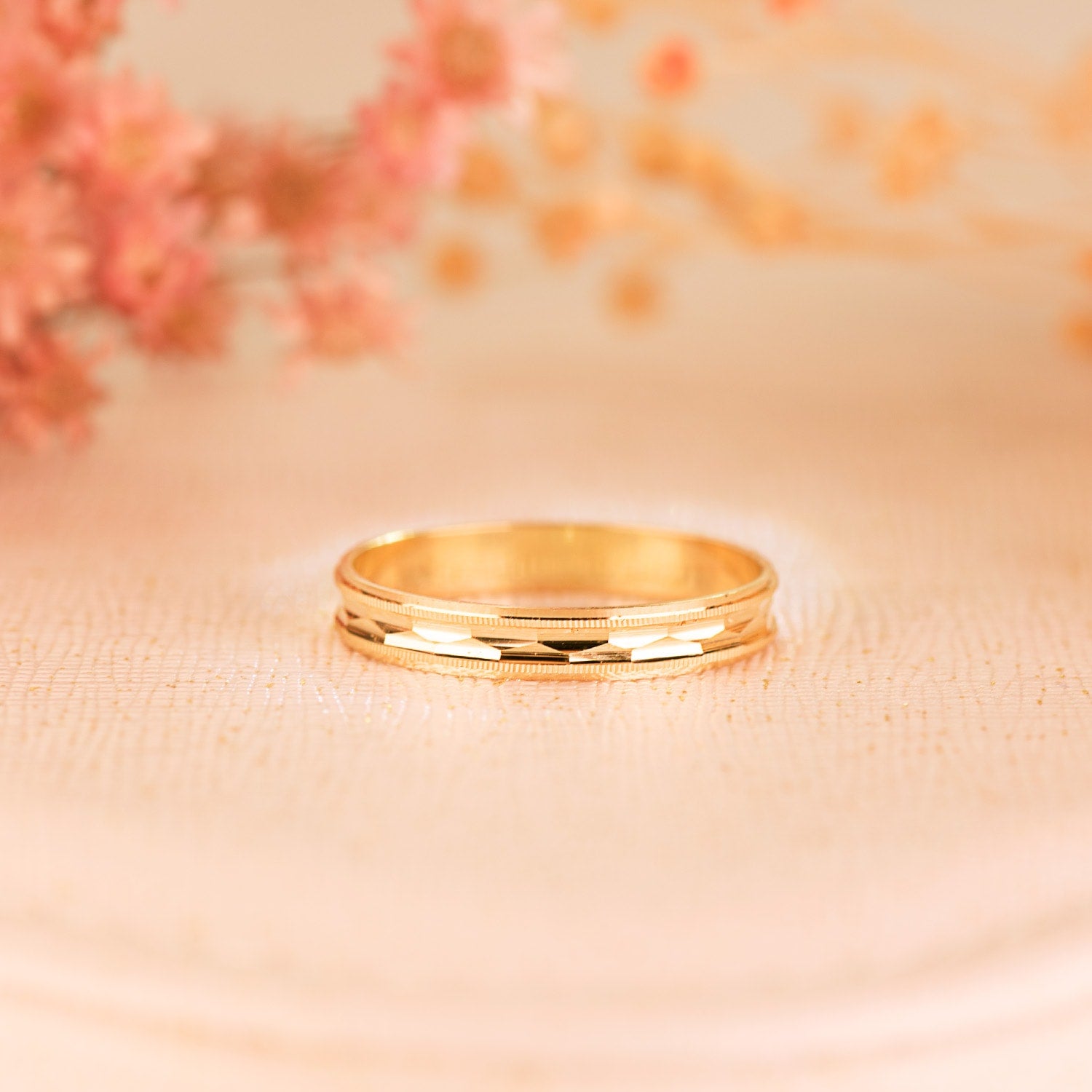 Obrączka z 18-karatowego żółtego złota z diamentami i prążkowanymi krawędziami Szerokość: 3 mm Obrączka z 18-karatowego żółtego złota z diamentami i prążkowanymi krawędziami Szerokość: 3 mm
