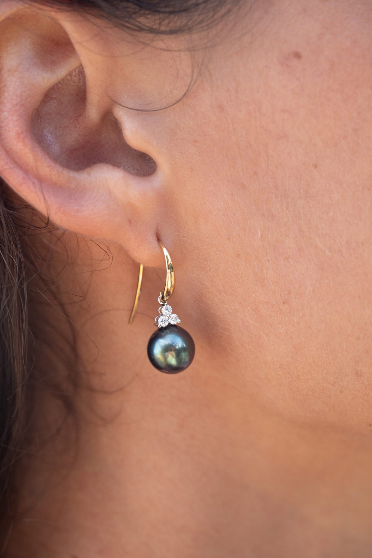 Brincos ovais de pérolas e diamantes do Taiti de 9 a 10 mm – ouro 18 quilates