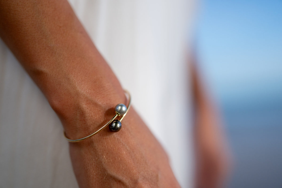 Pulseira com duas pérolas ovais do Taiti – ouro amarelo 18 quilates