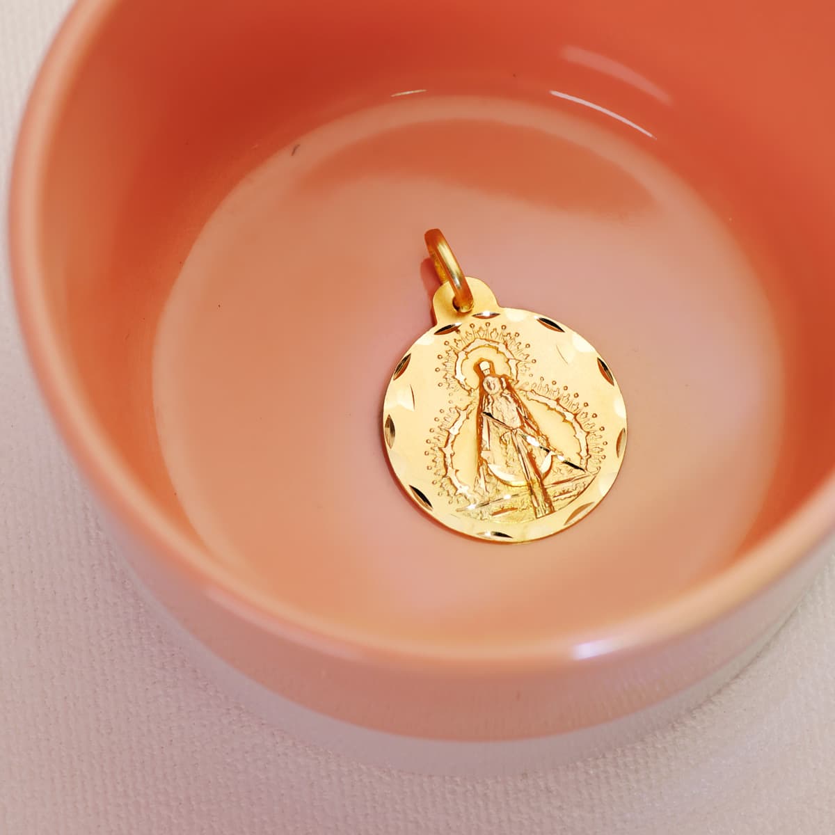 18K Médaille Vierge de la Cabeza Or Jaune 22 mm