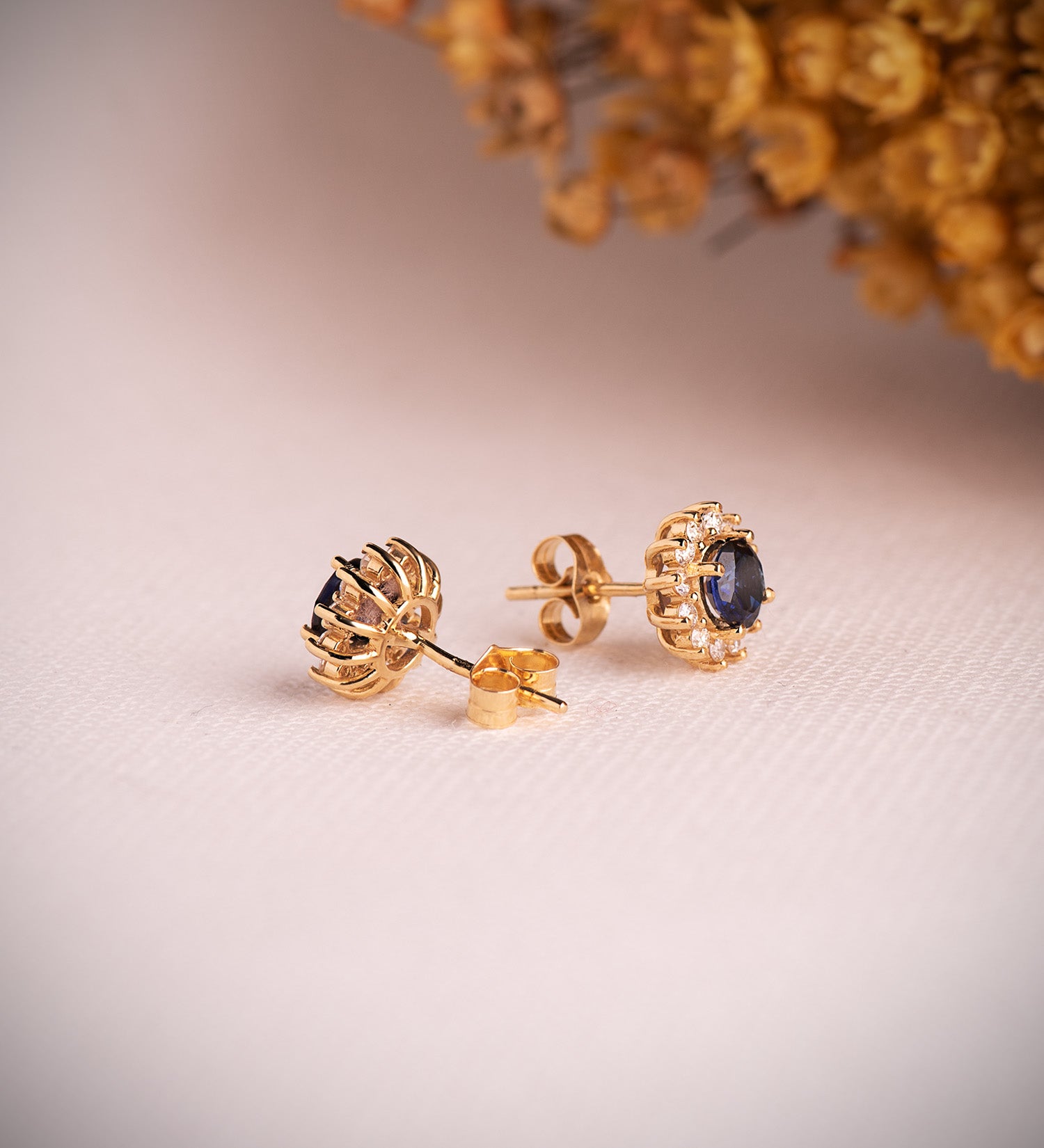 Boucles d'oreilles en Or Jaune 18K 24 Diamants et Saphir Sertis Diffusion 5 mm 1.12 Qt 0.340 Qts VS2-G 9 mm Fermoir Poussettes Papillon