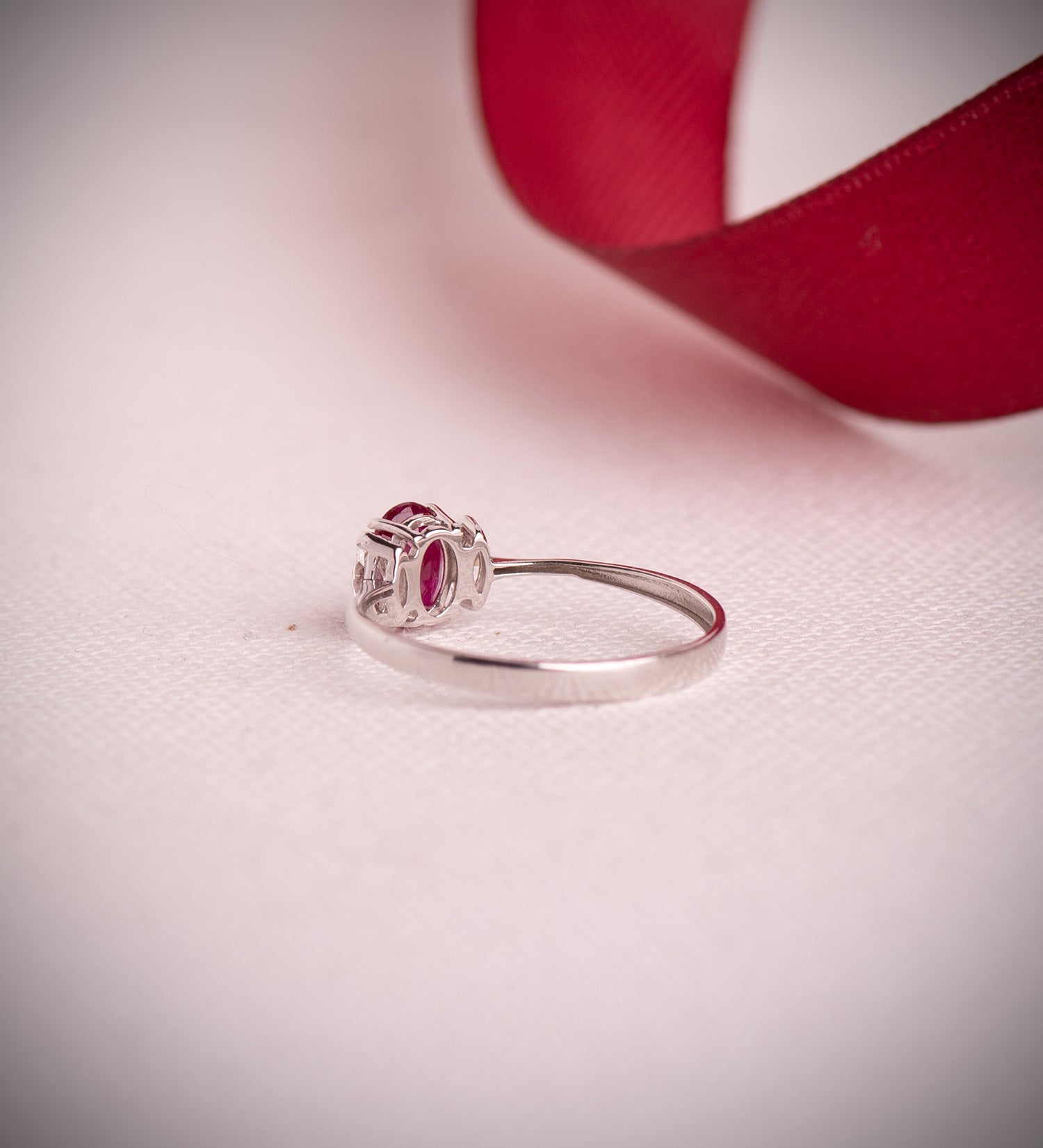 Anel de ouro branco 18K rubi fino 6X4 mm 0,55 Ct e diamantes de laboratório 0,134 Ct VS2 - E