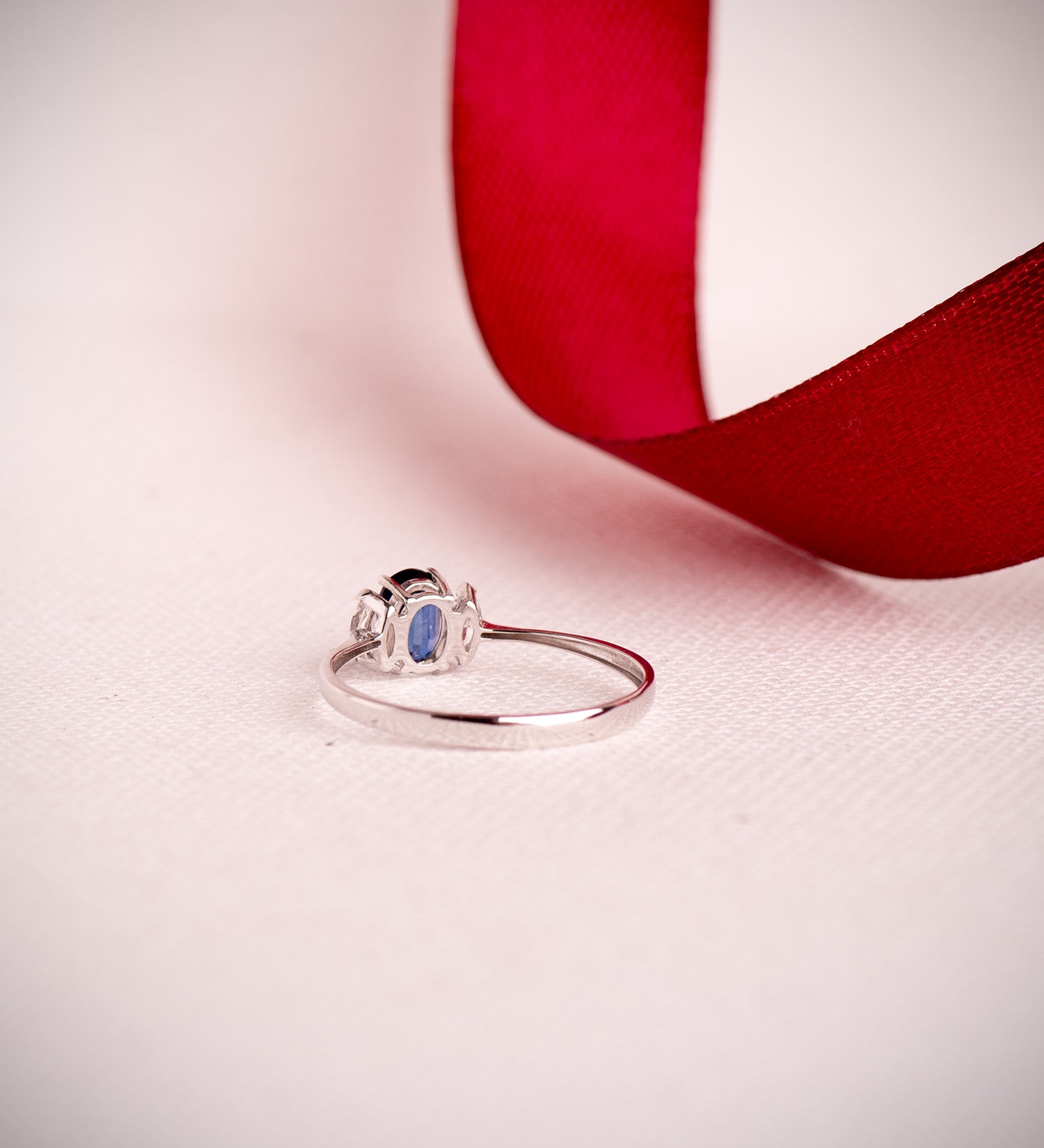 Ring i 18K hvidguld Safir Diffusion 6X4 mm 0,64 Ct og Lab diamanter 0,134 Ct E - VS2