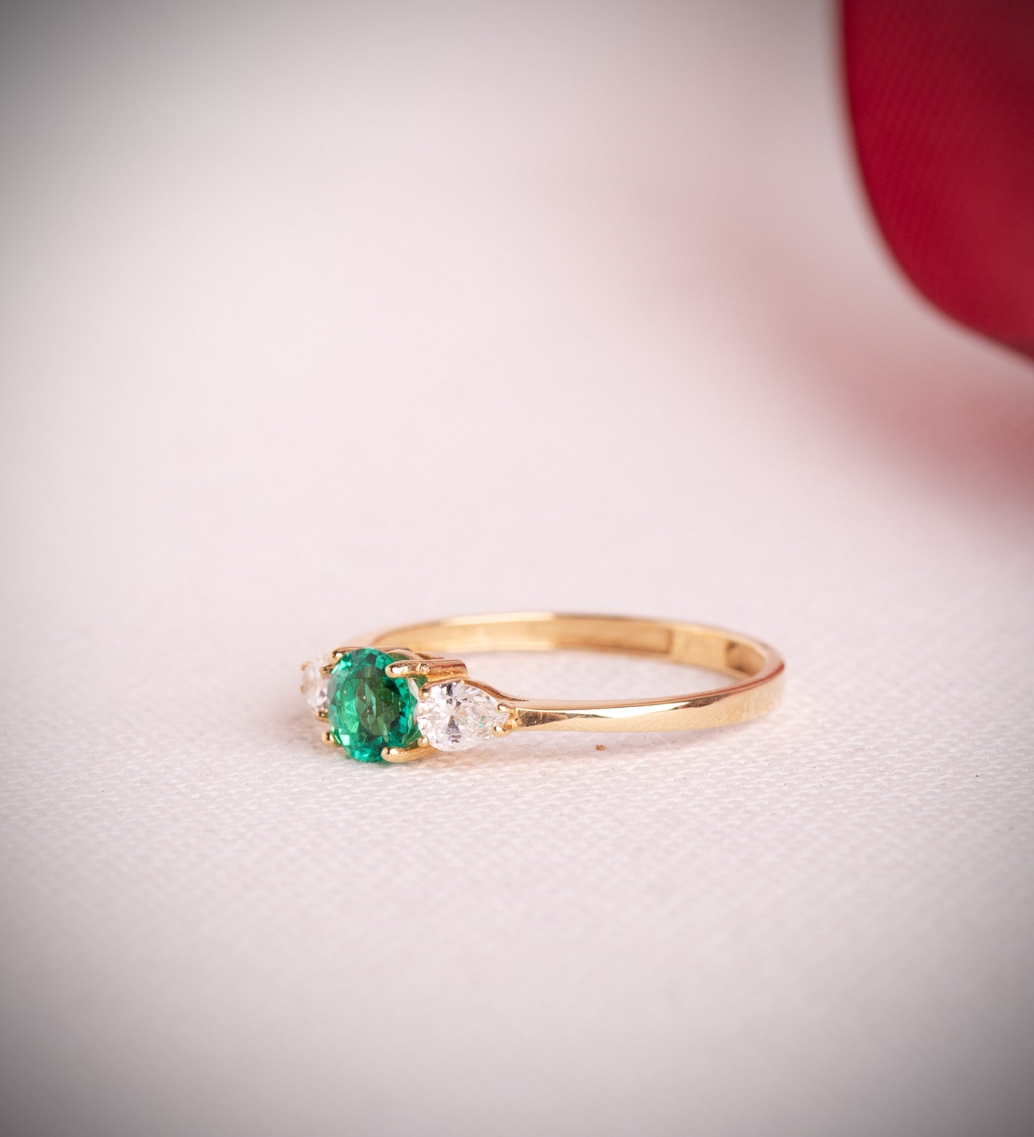 18K Yellow Gold Ring with 5mm Recrystallized Emerald 0.48 Ct and Pear Cut Lab Diamonds 0.29 Ct VS2 - E