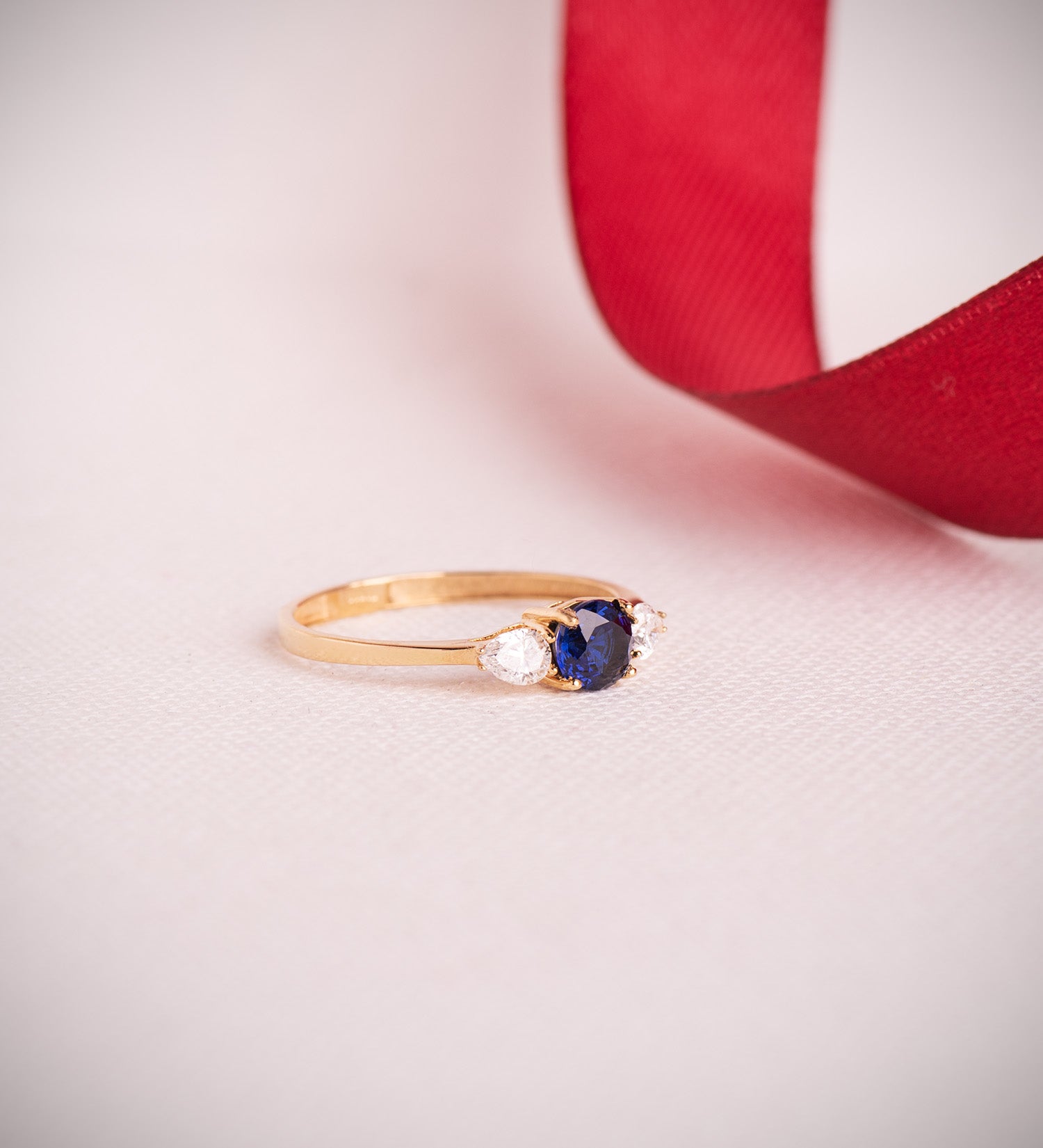 Ring i 18K gult gull 5 mm safir 0,63 Ct og pæreslipte Lab-diamanter 0,29 Ct VS2 - E