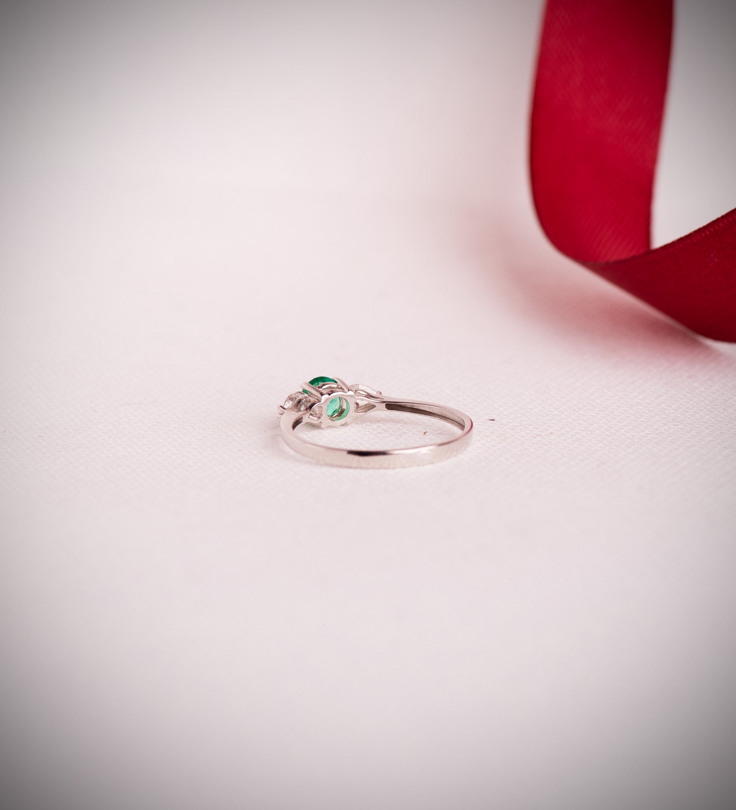 18K White Gold Ring with 5mm Recrystallized Emerald 0.48 Ct and Pear Cut Lab Diamonds 0.29 Ct VS2 - E