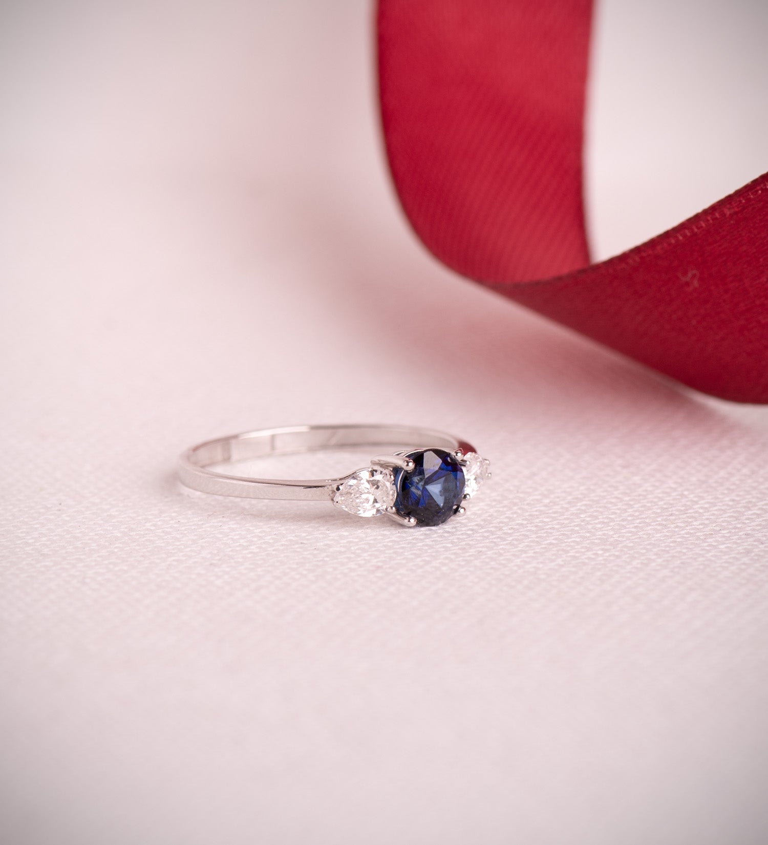 Bague en Or Blanc 18K 5 mm Saphir 0,63 Ct et Diamants de Laboratoire Taille Poire 0,29 Ct VS2 - E