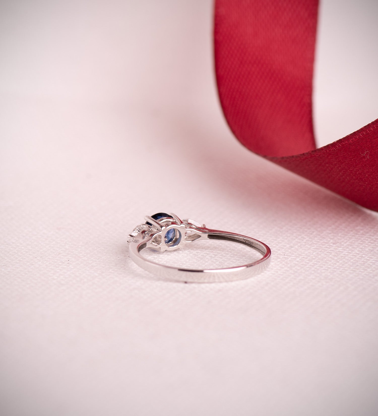 Bague en Or Blanc 18K 5 mm Saphir 0,63 Ct et Diamants de Laboratoire Taille Poire 0,29 Ct VS2 - E